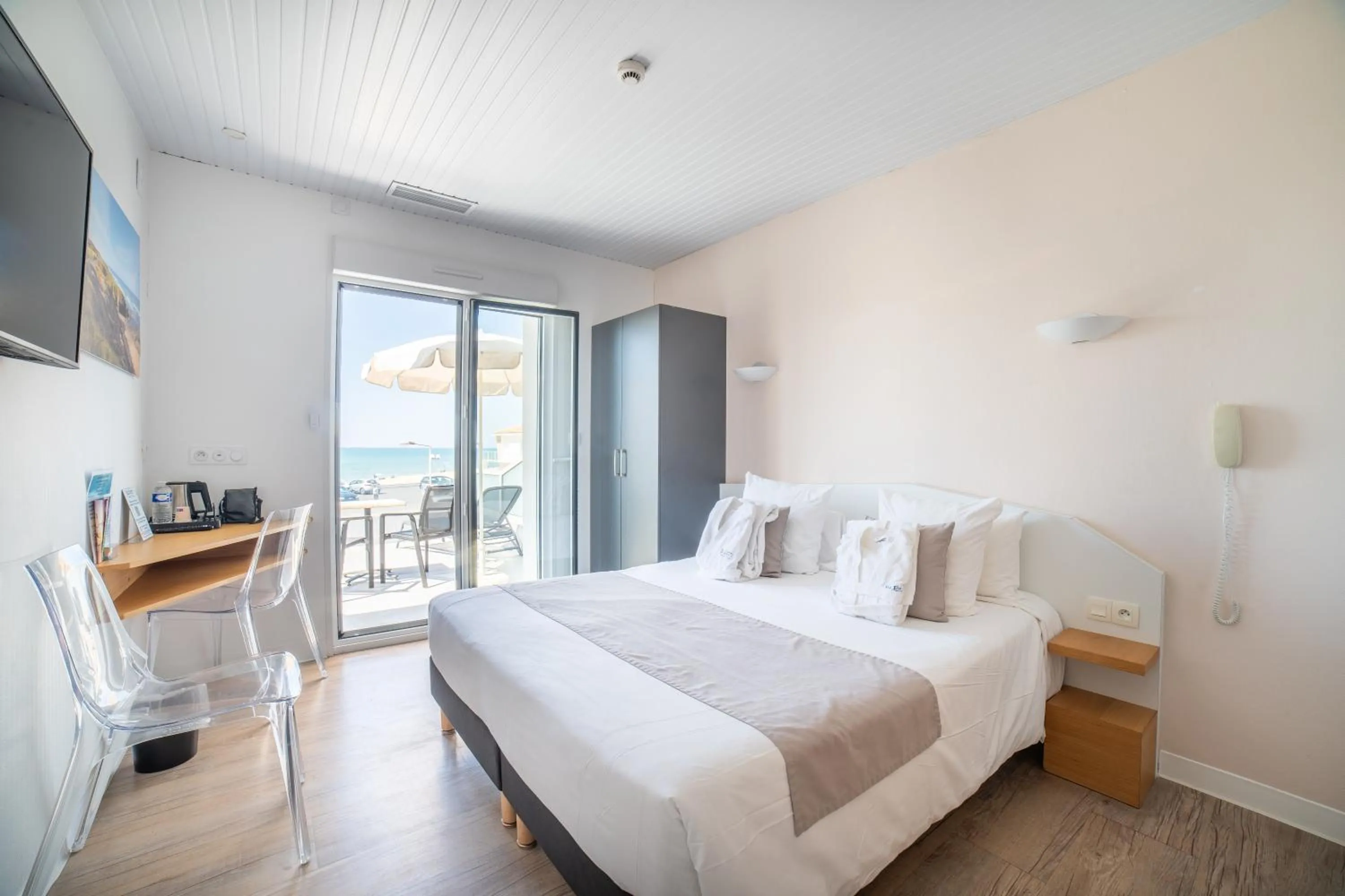 Bed in Hotel Les Dunes