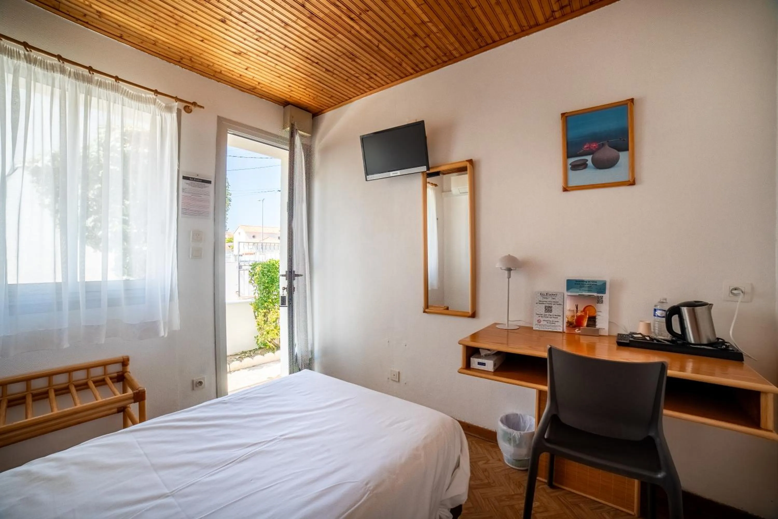 Bed in Hotel Les Dunes