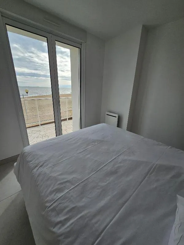 Bed in Hotel Les Dunes