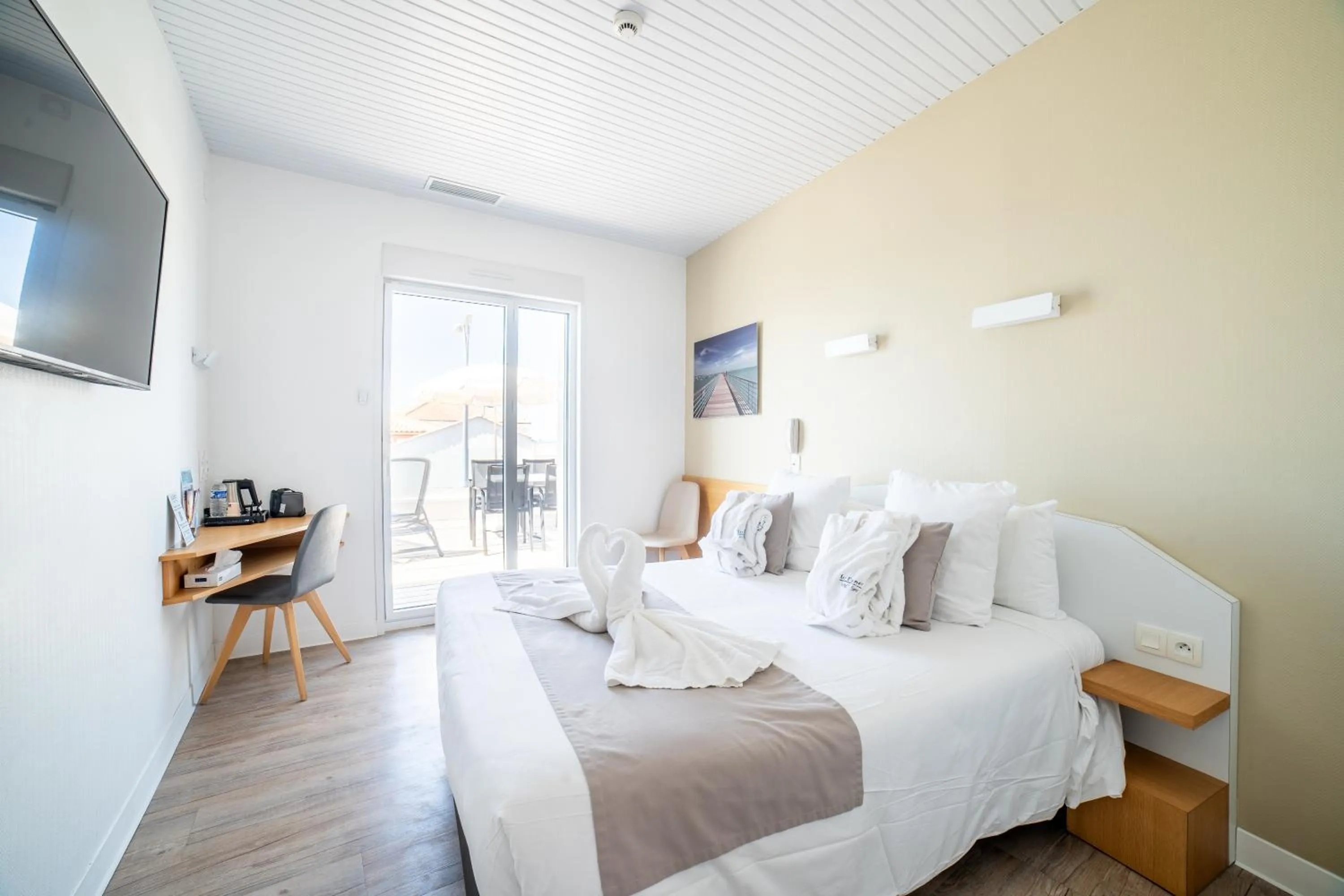 Bed in Hotel Les Dunes