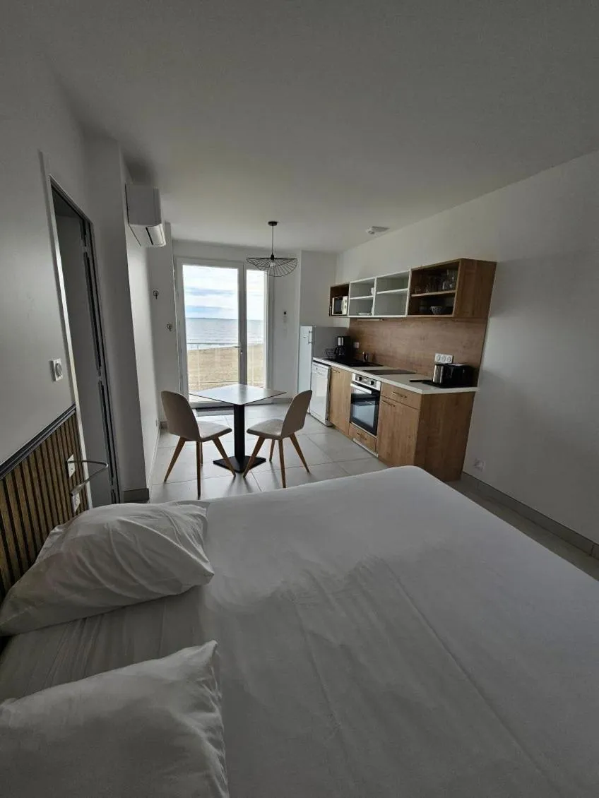 Bed in Hotel Les Dunes