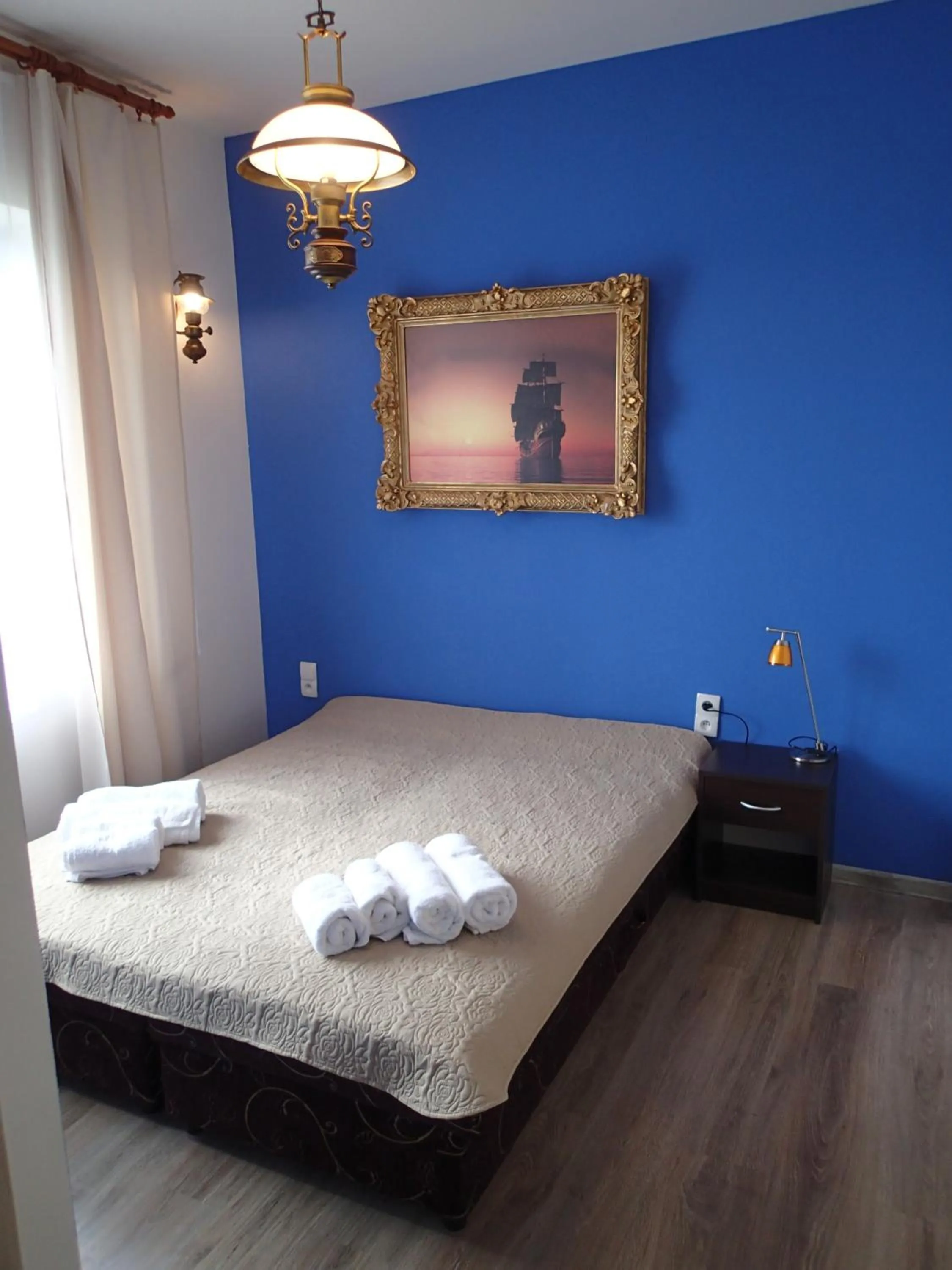 Photo of the whole room, Bed in Dolphin House