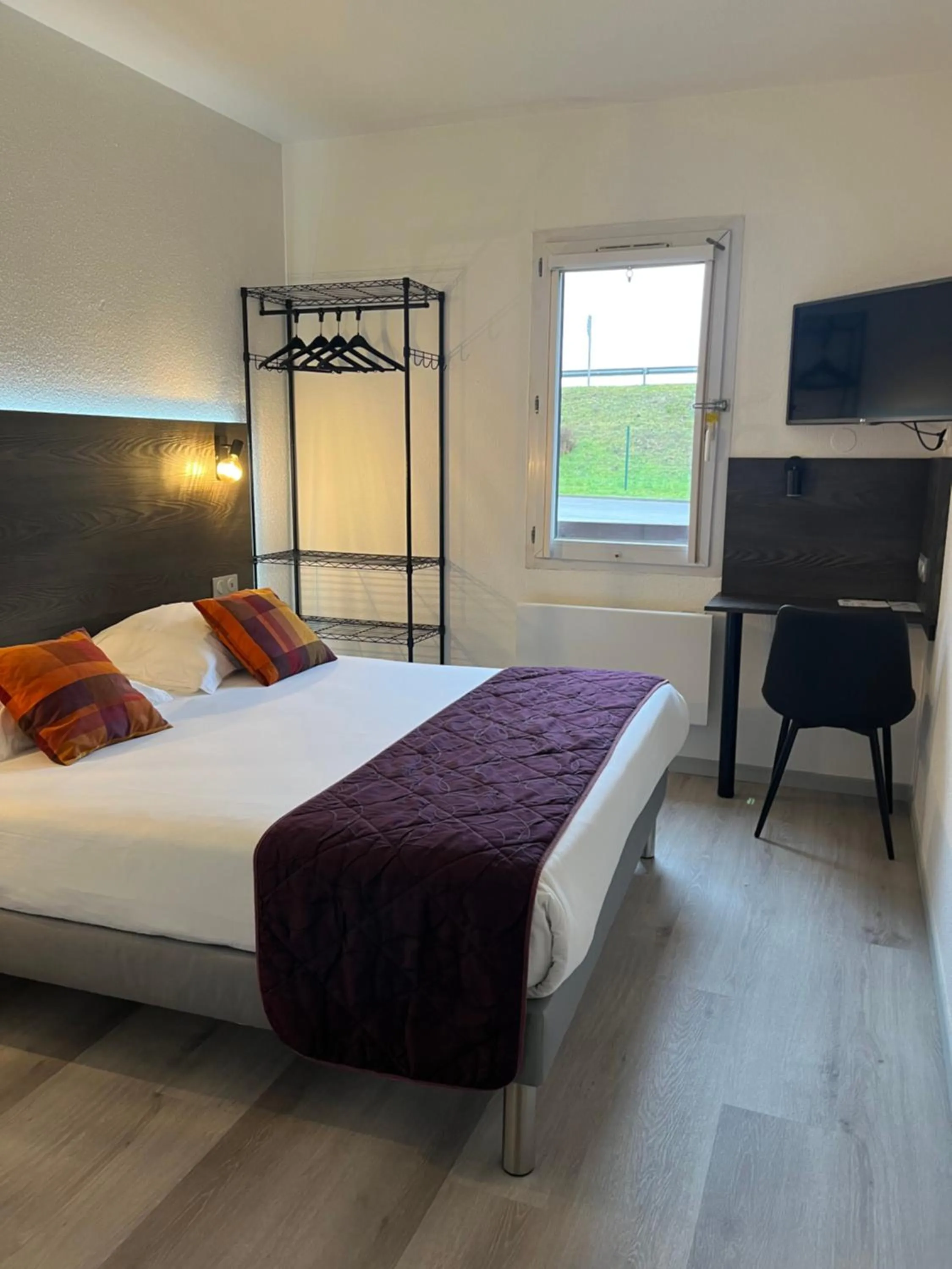 Bedroom, Bed in The Originals Access, Halt'Hotel, Clermont Agnetz