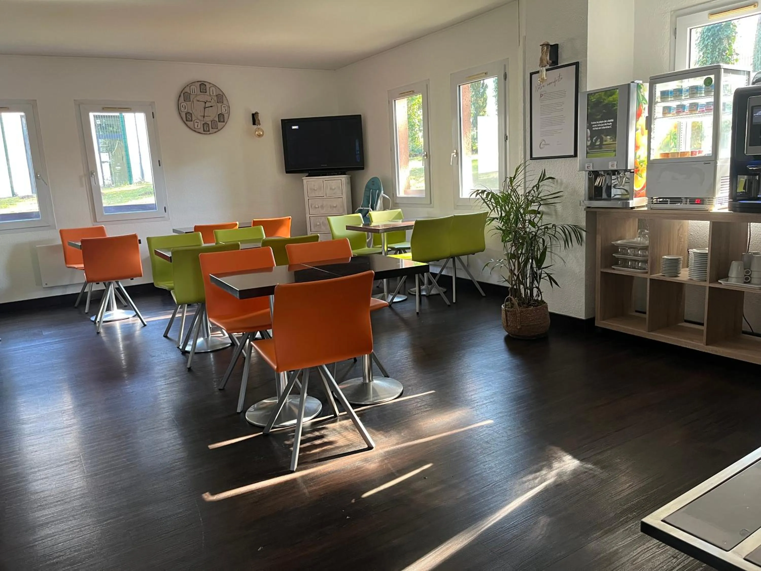 Seating area in The Originals Access, Halt'Hotel, Clermont Agnetz