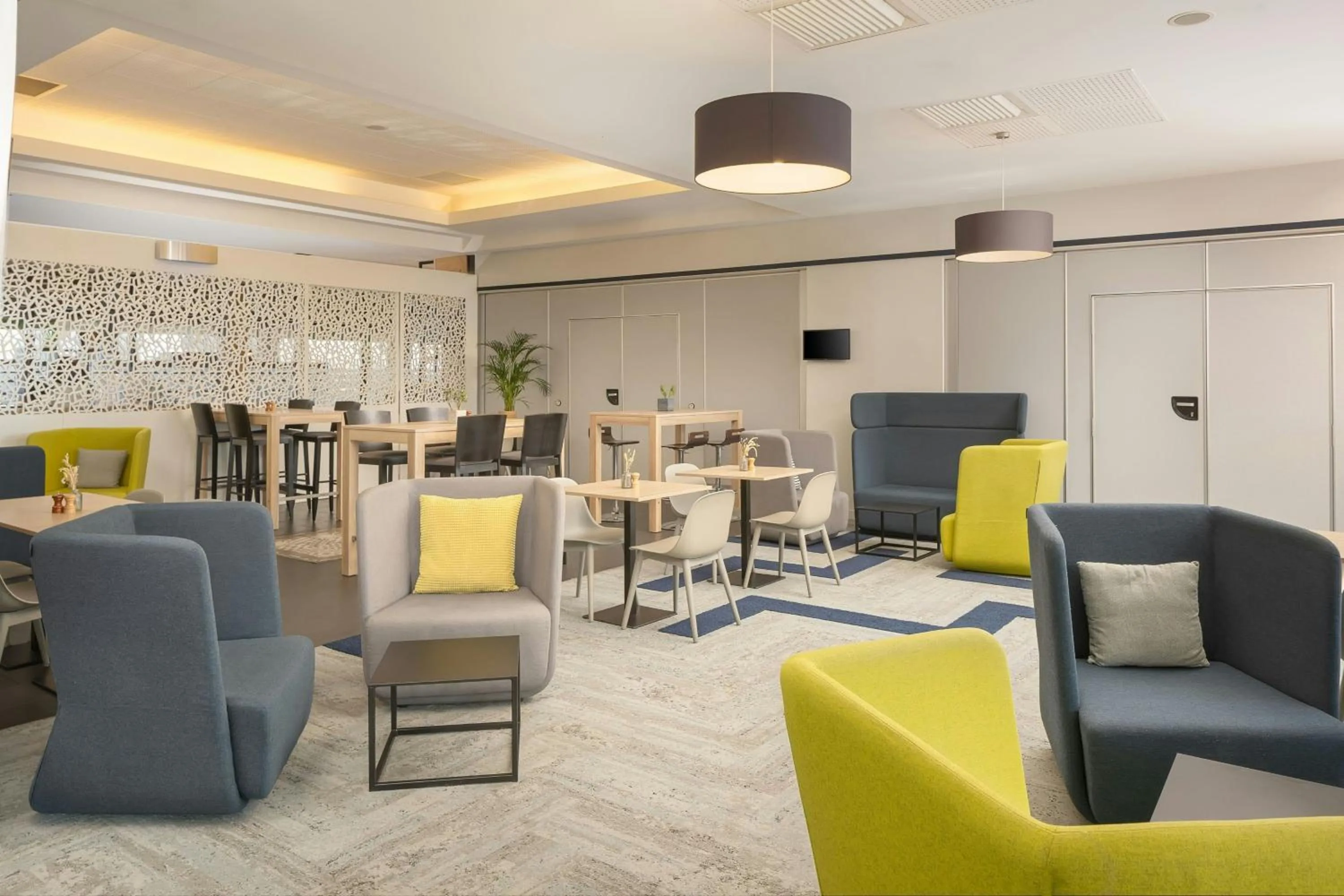 Lobby or reception in Courtyard by Marriott Toulouse Airport