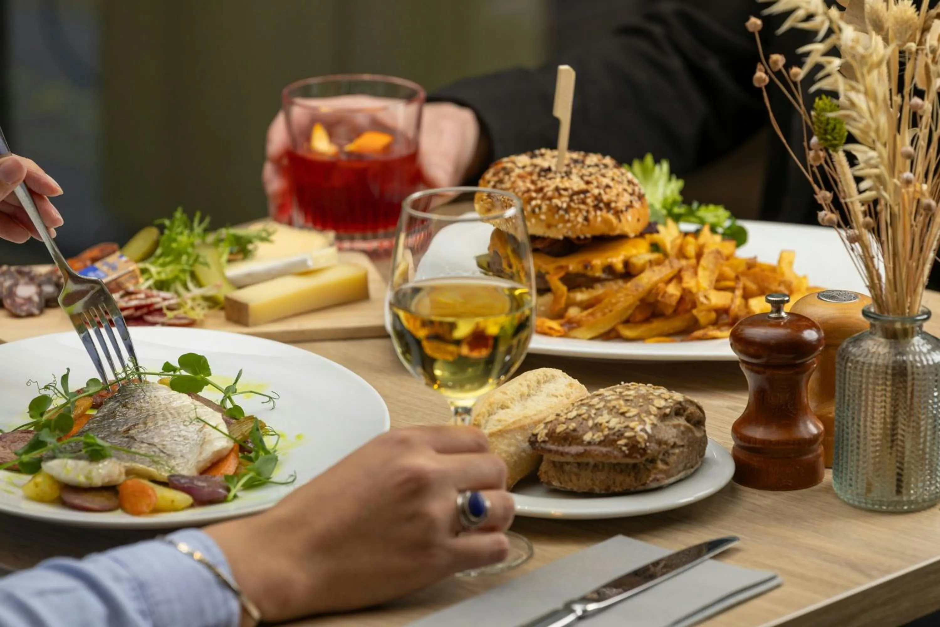 Lounge or bar in Courtyard by Marriott Toulouse Airport