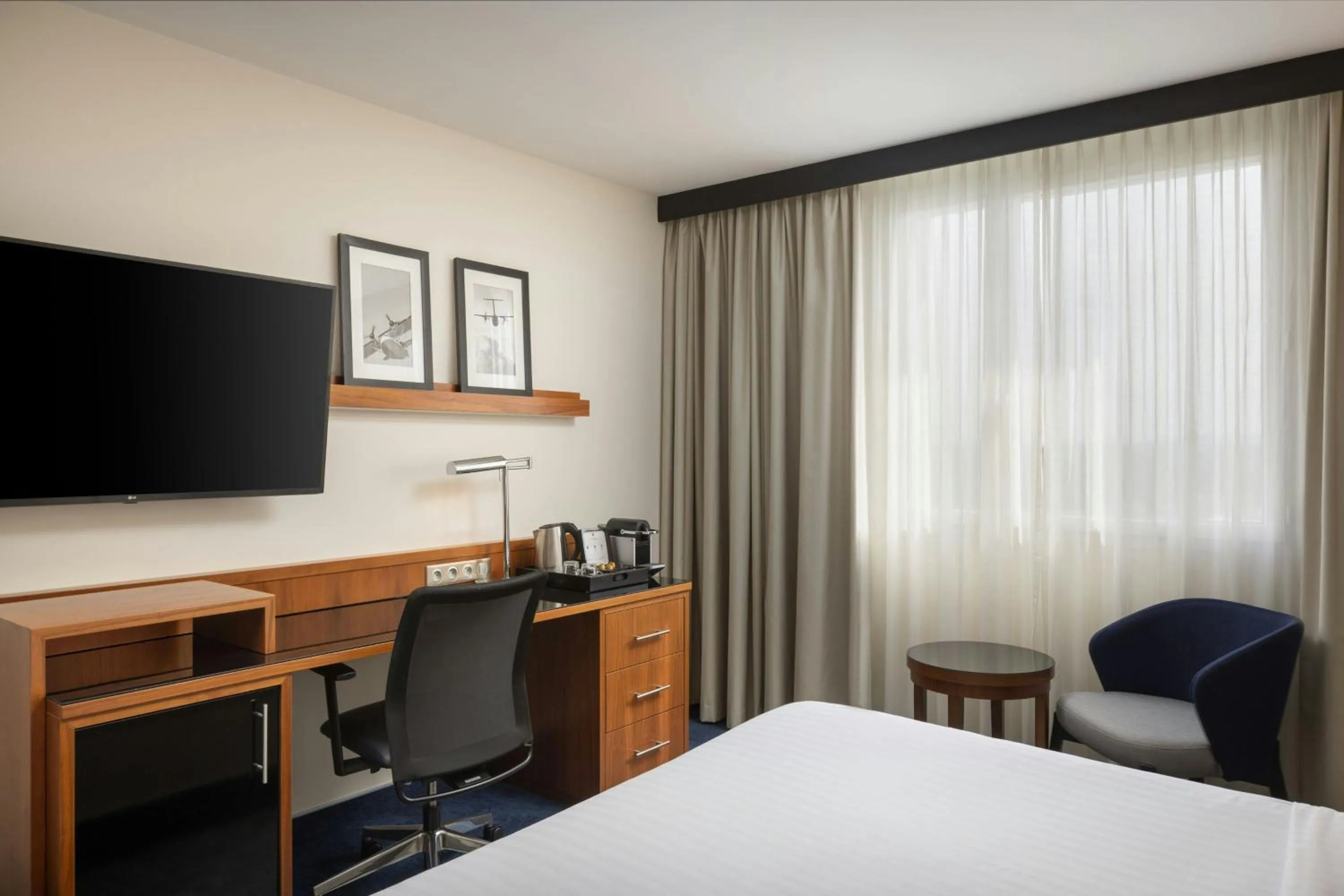 Photo of the whole room, Bed in Courtyard by Marriott Toulouse Airport