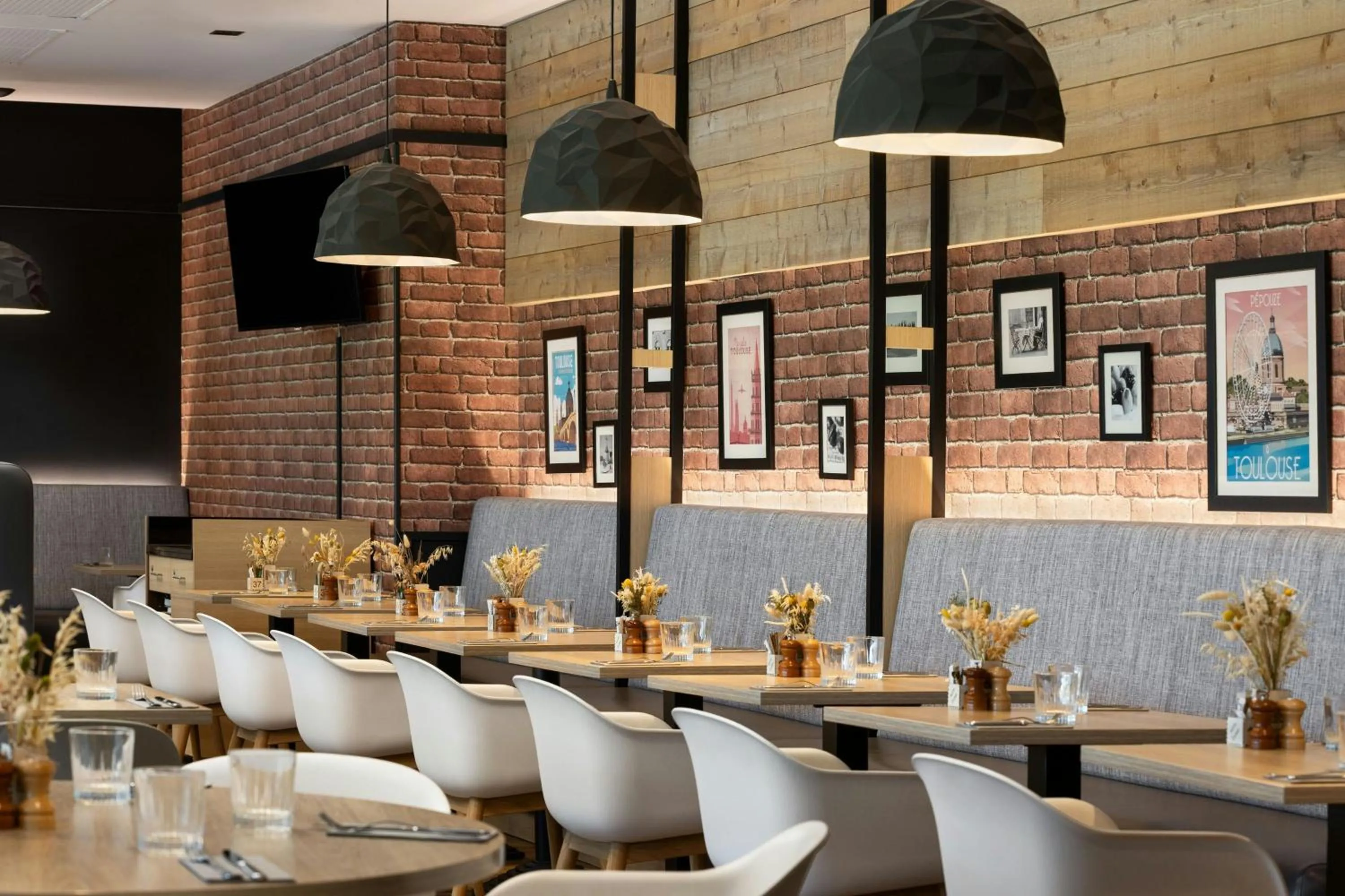 Restaurant/places to eat in Courtyard by Marriott Toulouse Airport