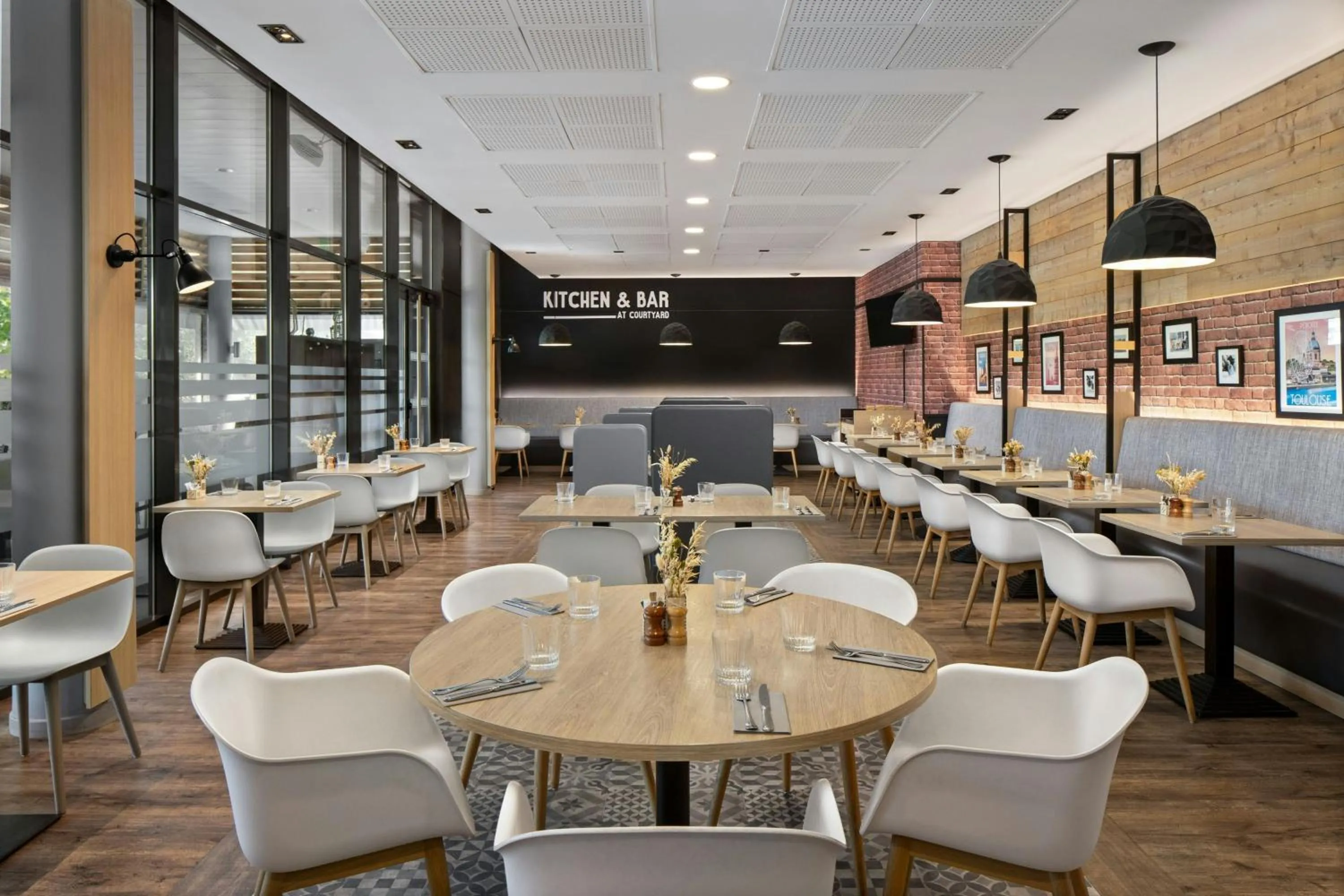 Restaurant/places to eat in Courtyard by Marriott Toulouse Airport