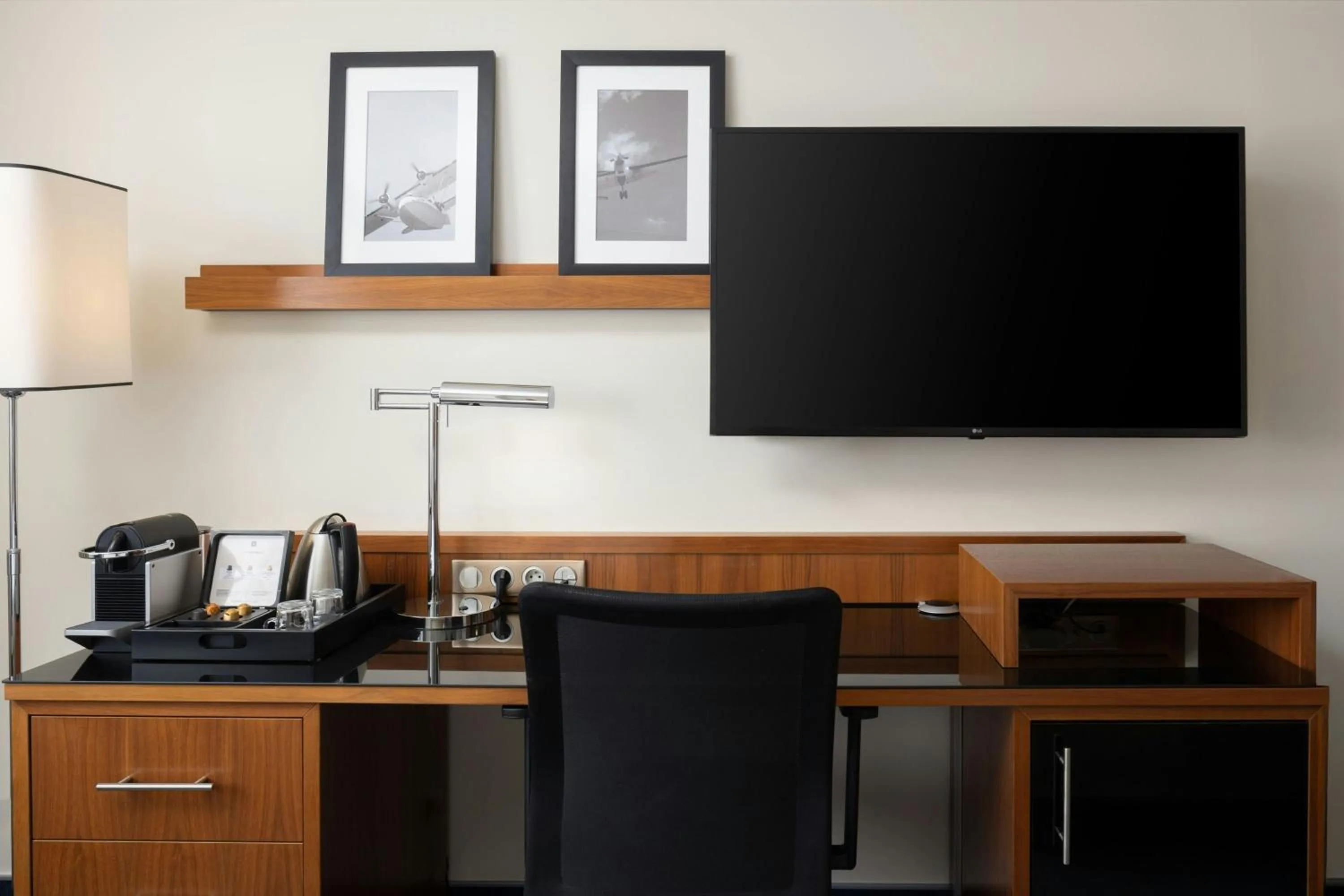 Photo of the whole room in Courtyard by Marriott Toulouse Airport