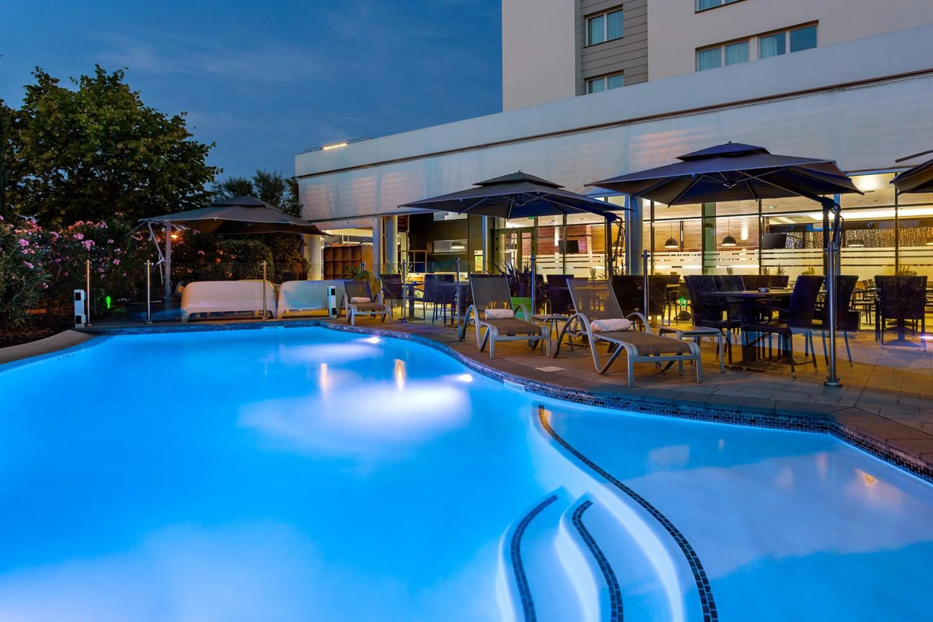 Swimming pool in Courtyard by Marriott Toulouse Airport
