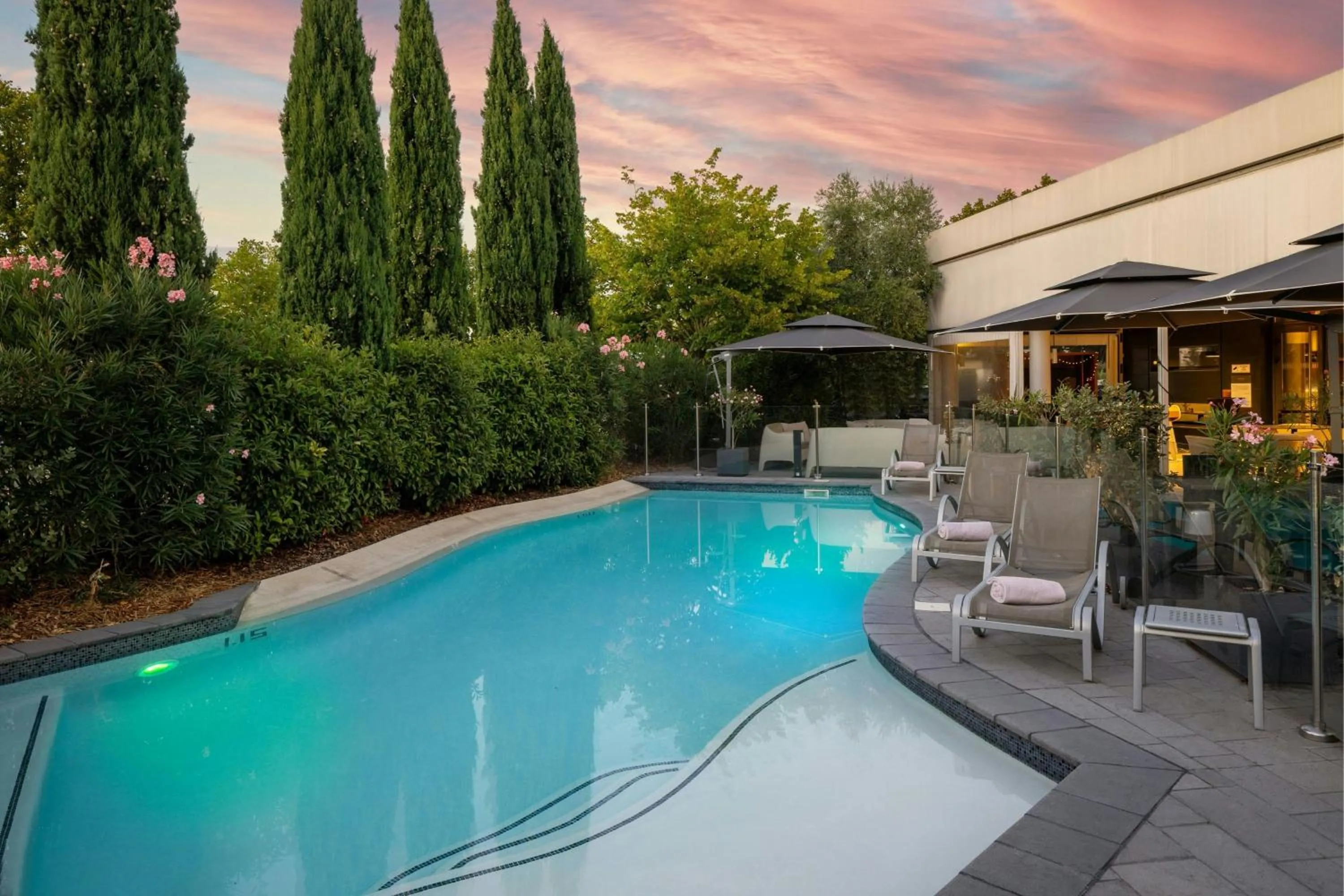 Swimming pool in Courtyard by Marriott Toulouse Airport