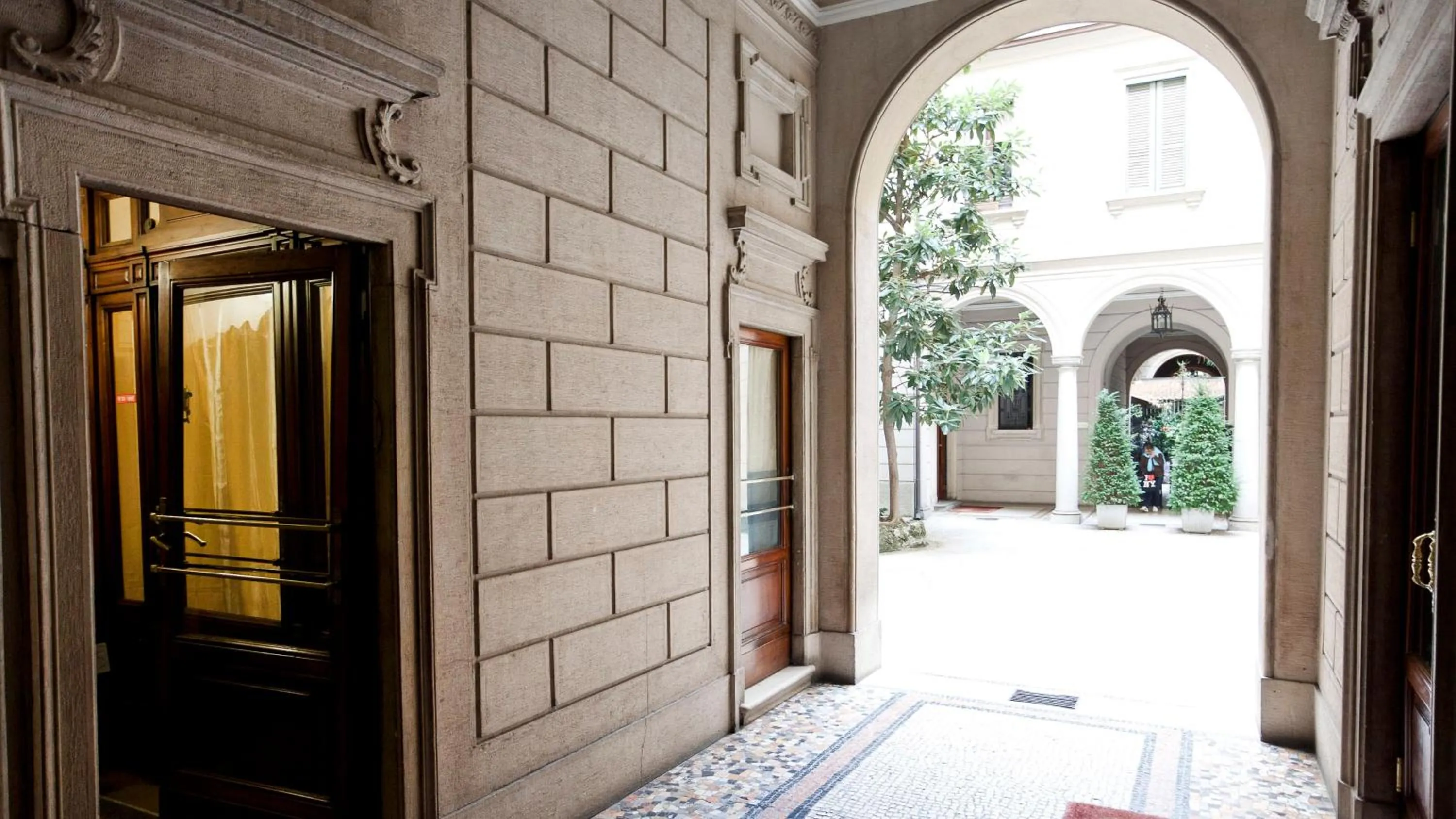 Facade/entrance in Italianway - Vincenzo Monti 52