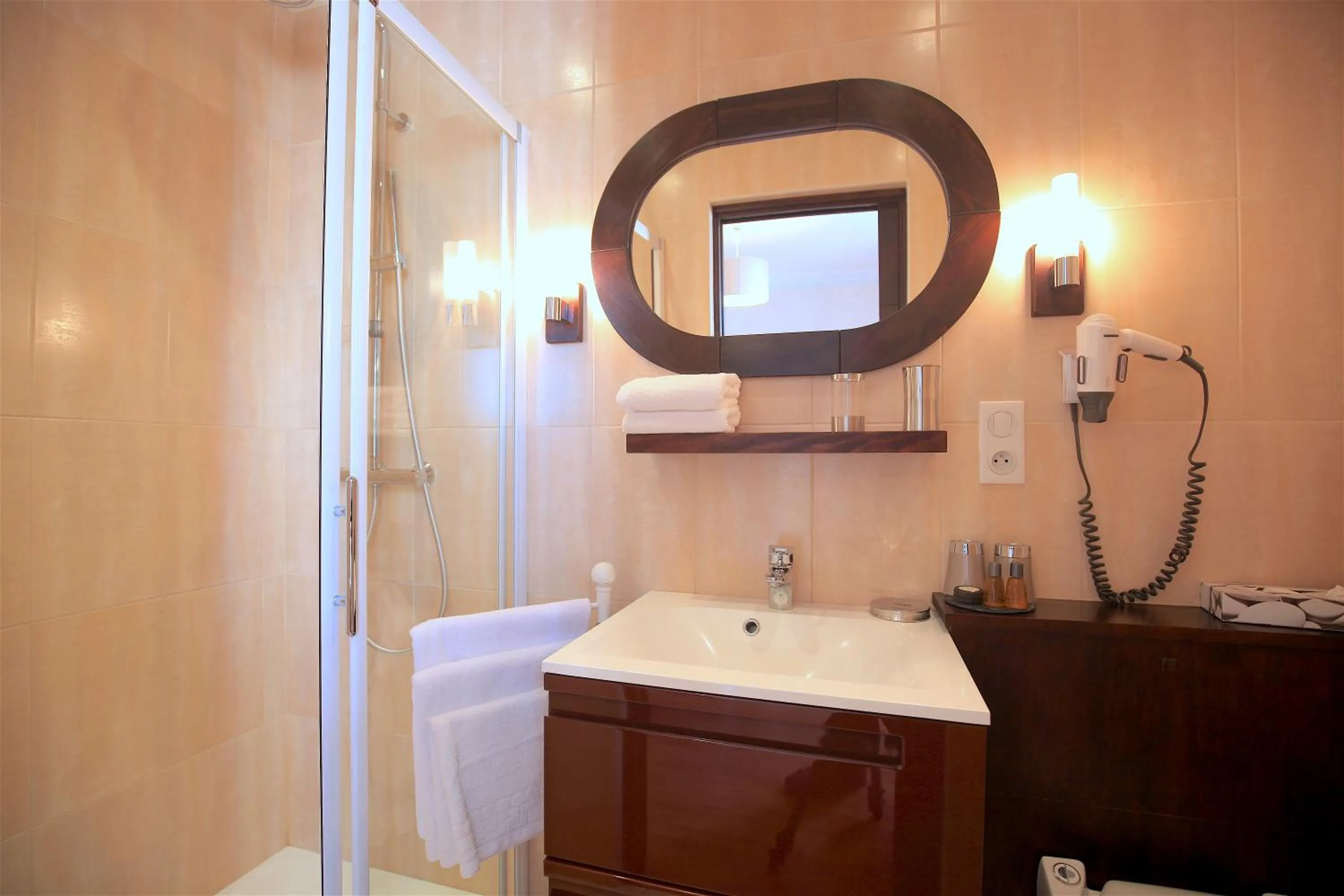 Shower in Hotel de la Pagézie