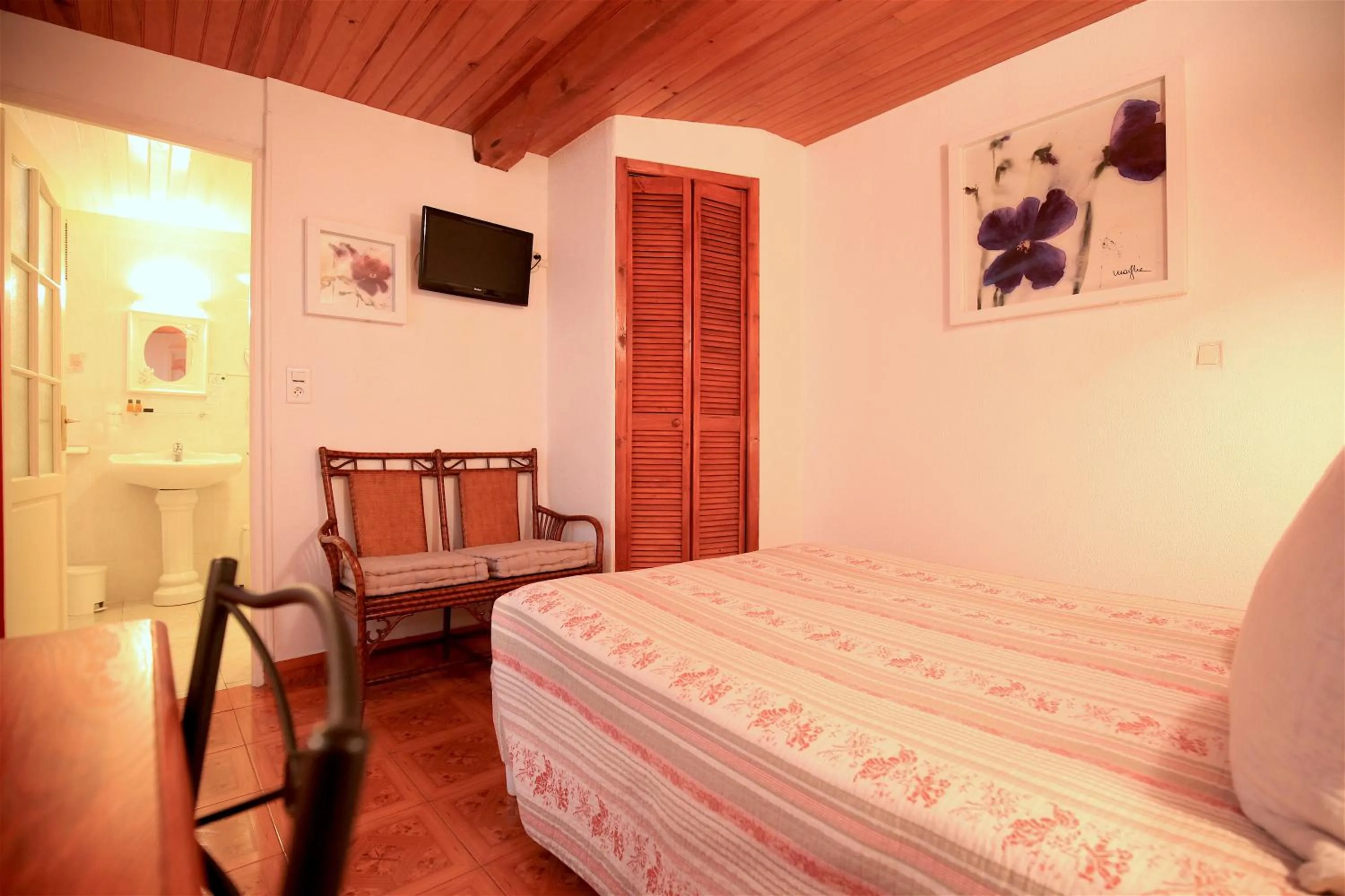 Shower in Hotel de la Pagézie