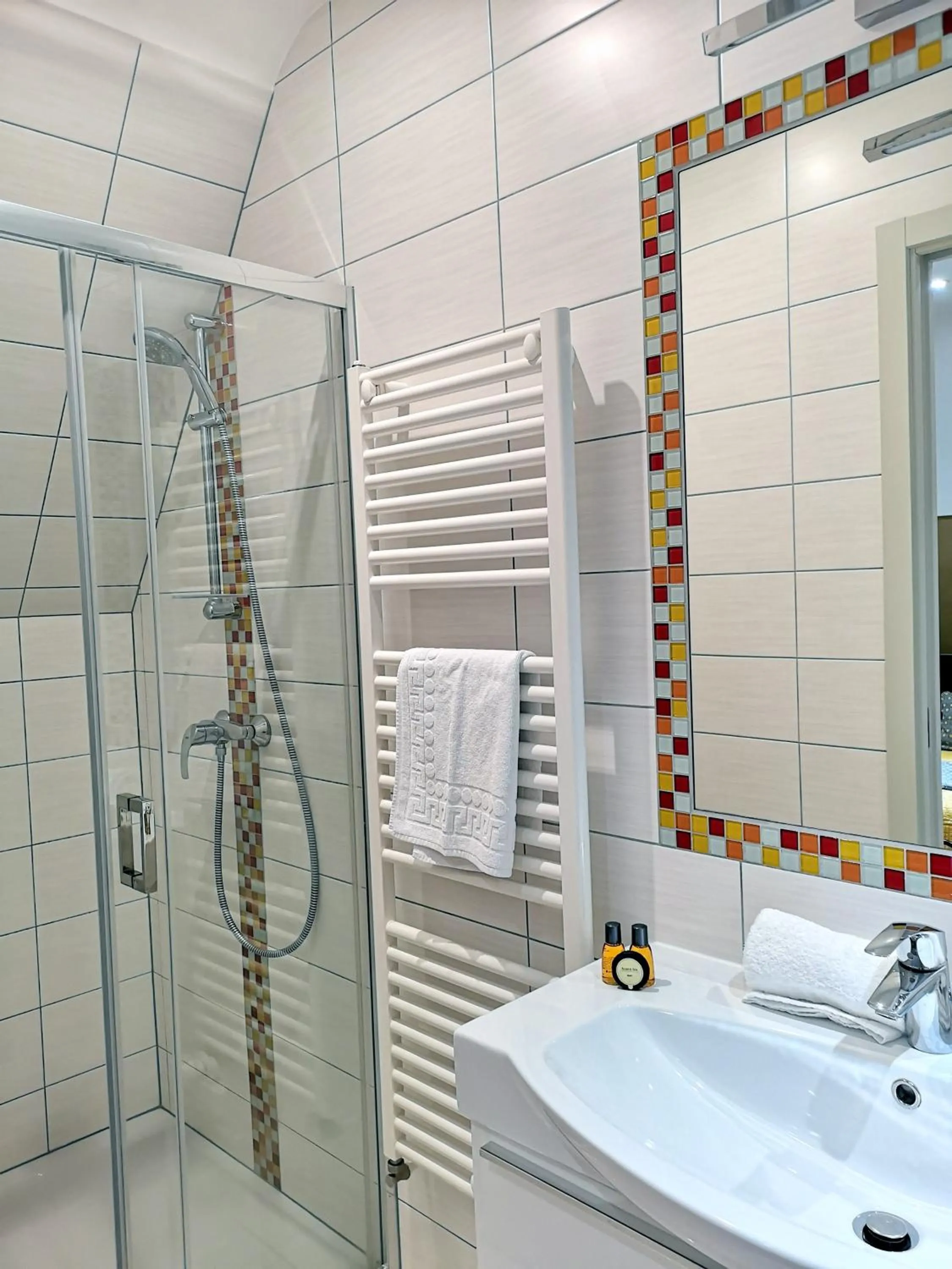 Shower in Hotel de la Pagézie