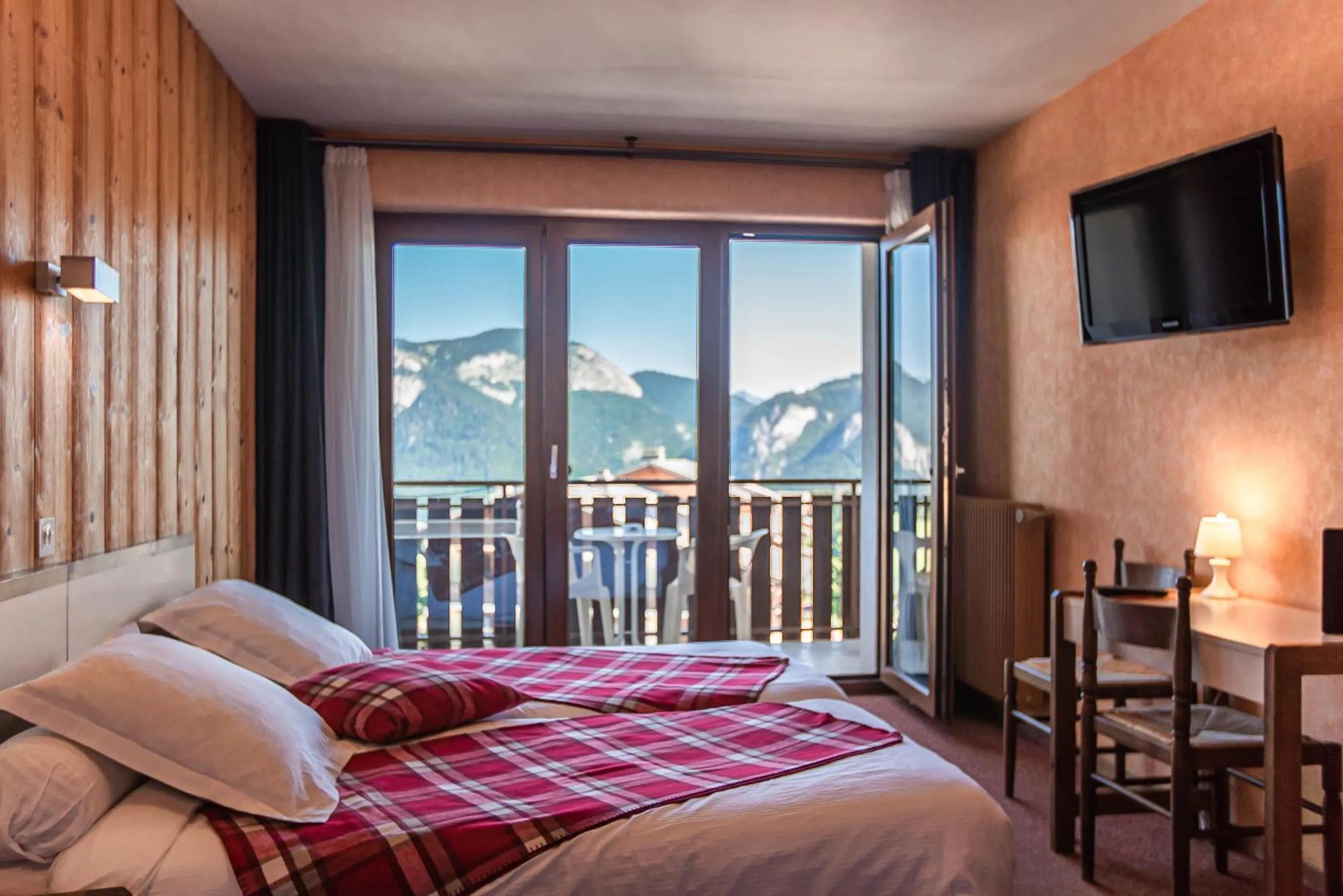Bathroom, Bed in Hôtel Le Christania