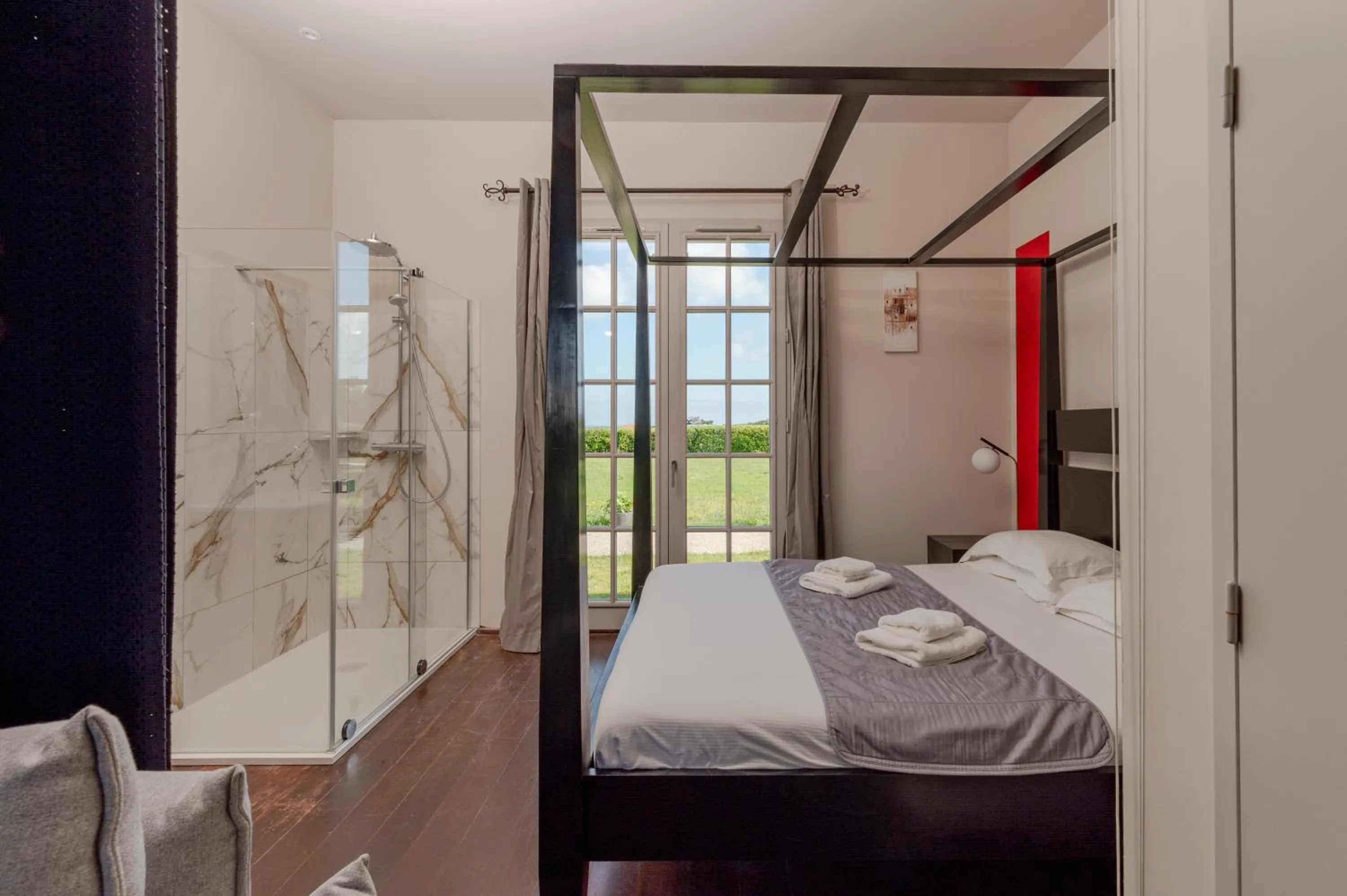 Shower, Bed in Villa Clara, Résidence face à l'océan et au golf de Chiberta