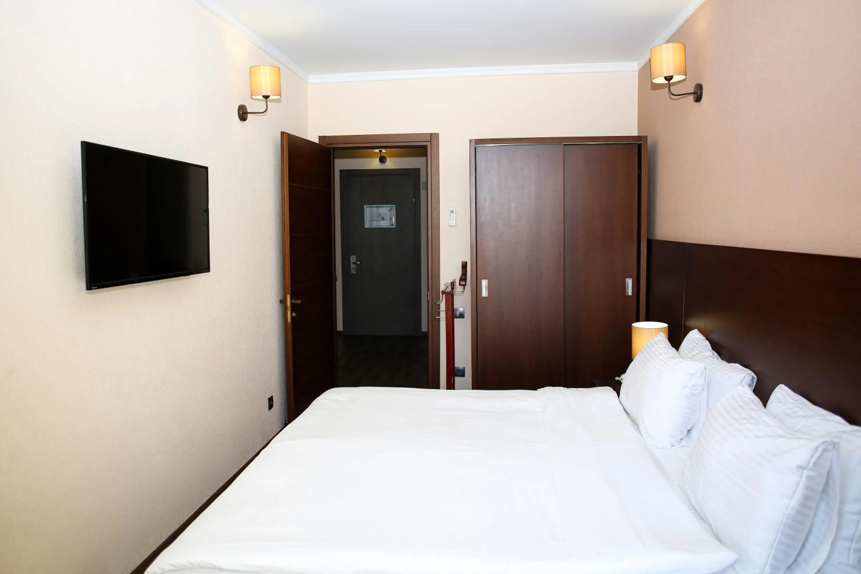 TV and multimedia, Bed in Hotel Corner Inn