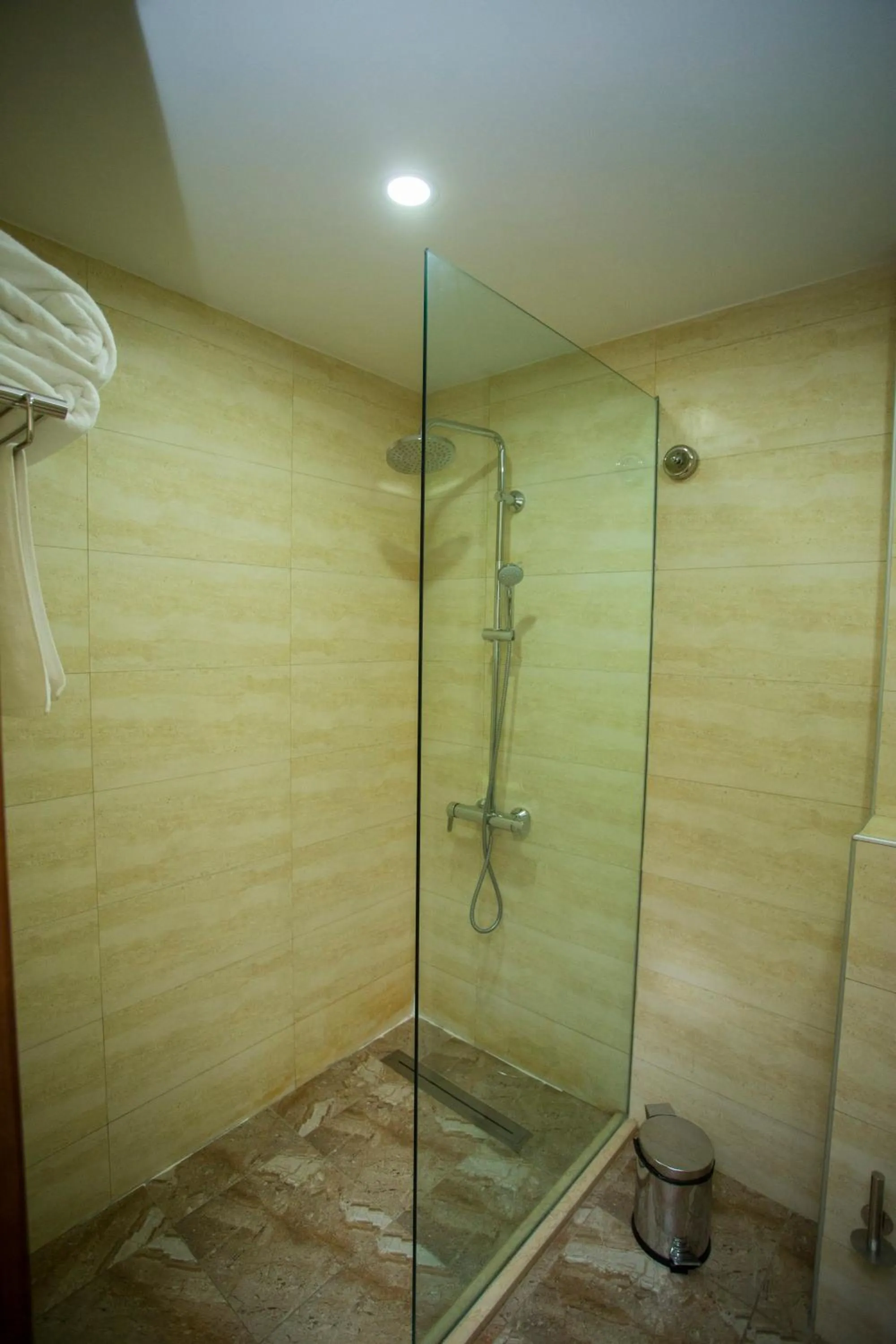 Shower in Hotel Corner Inn