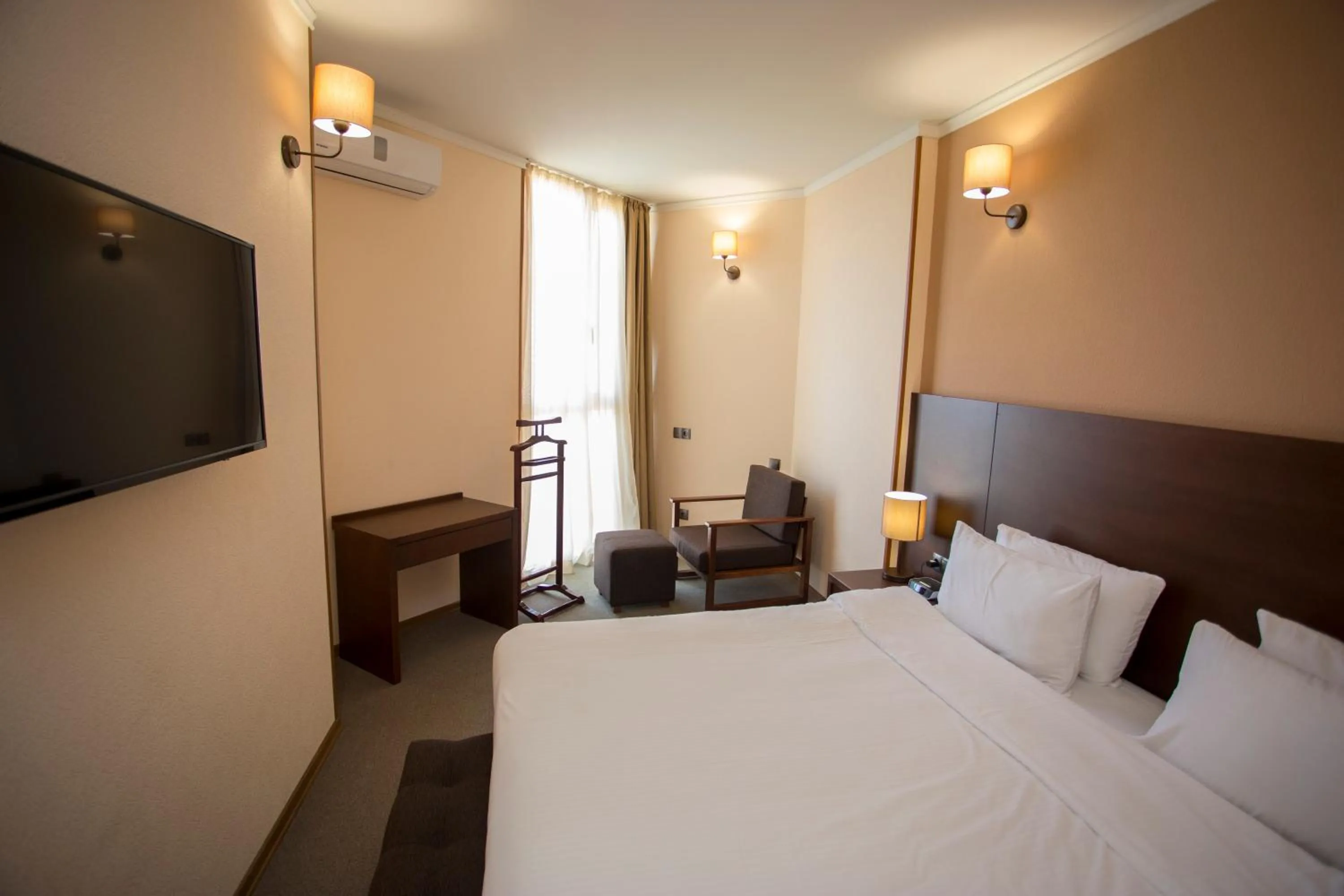 Photo of the whole room, Bed in Hotel Corner Inn