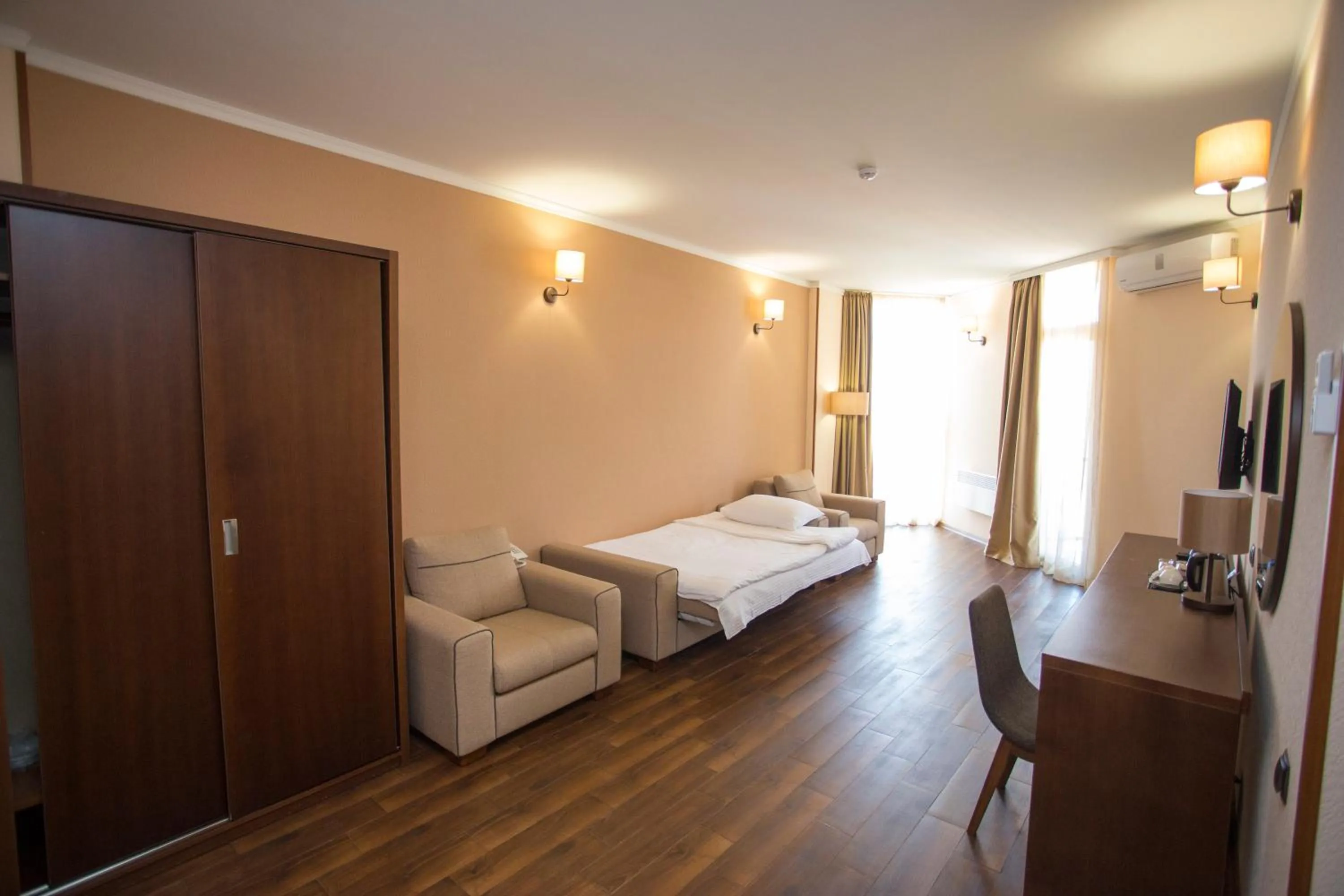 Photo of the whole room, Bed in Hotel Corner Inn