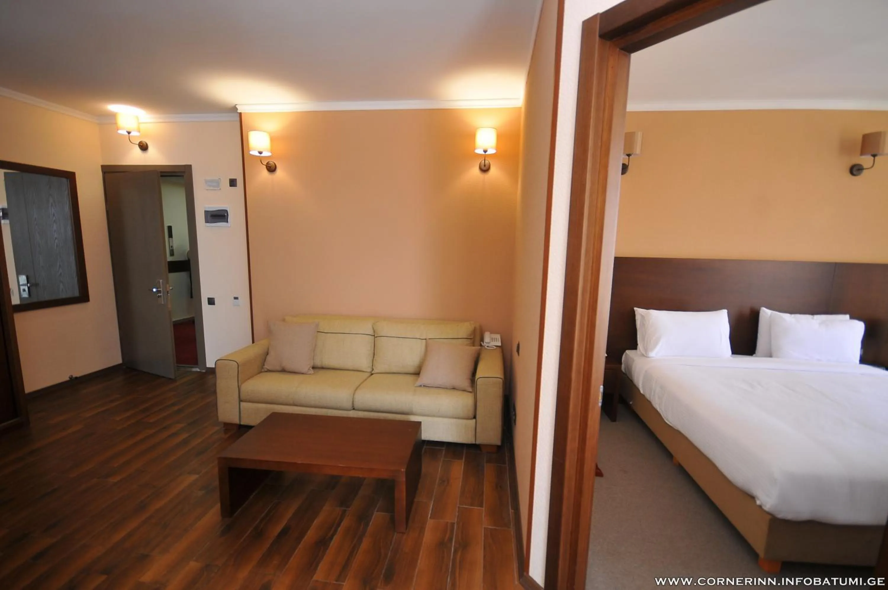 Living room, Bed in Hotel Corner Inn