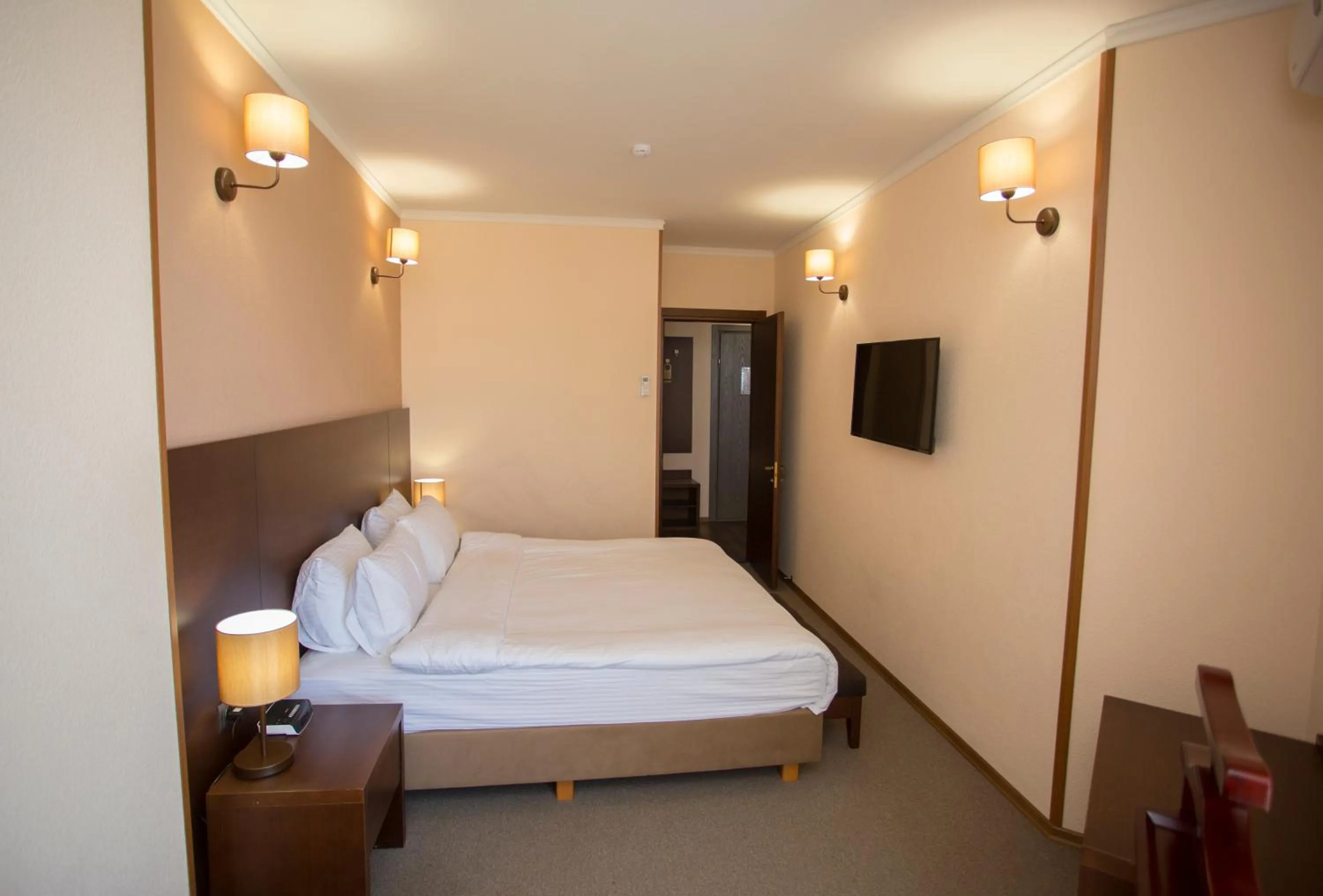 Photo of the whole room, Bed in Hotel Corner Inn