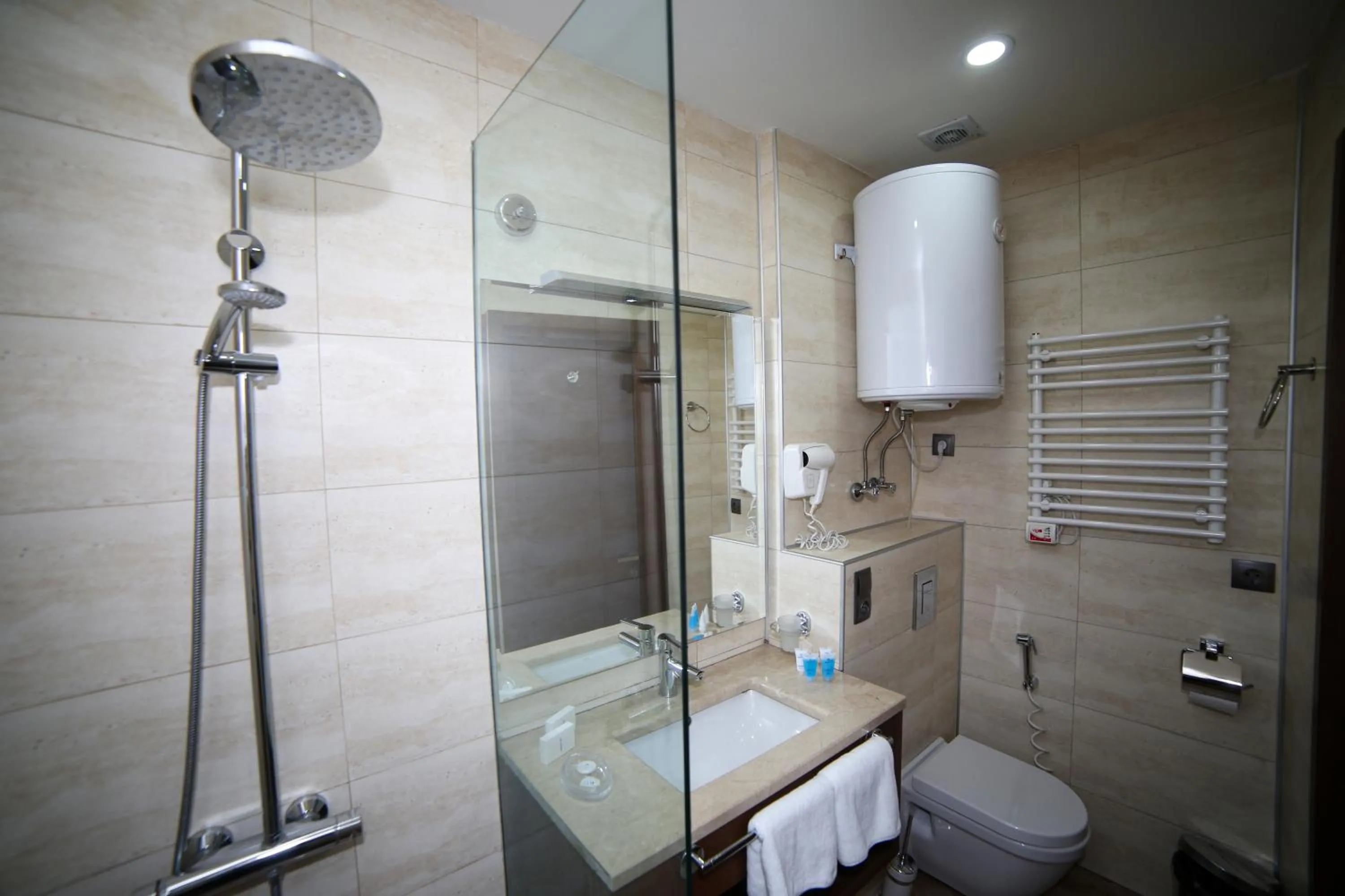 Shower in Hotel Corner Inn