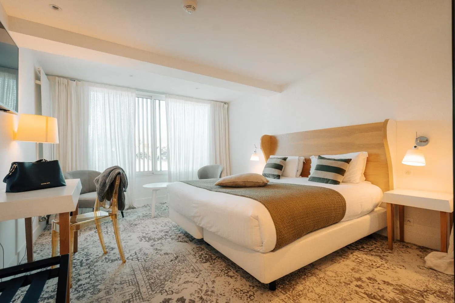 Property building, Bed in Best Western Plus Le Roi Arthur Hôtel & Spa