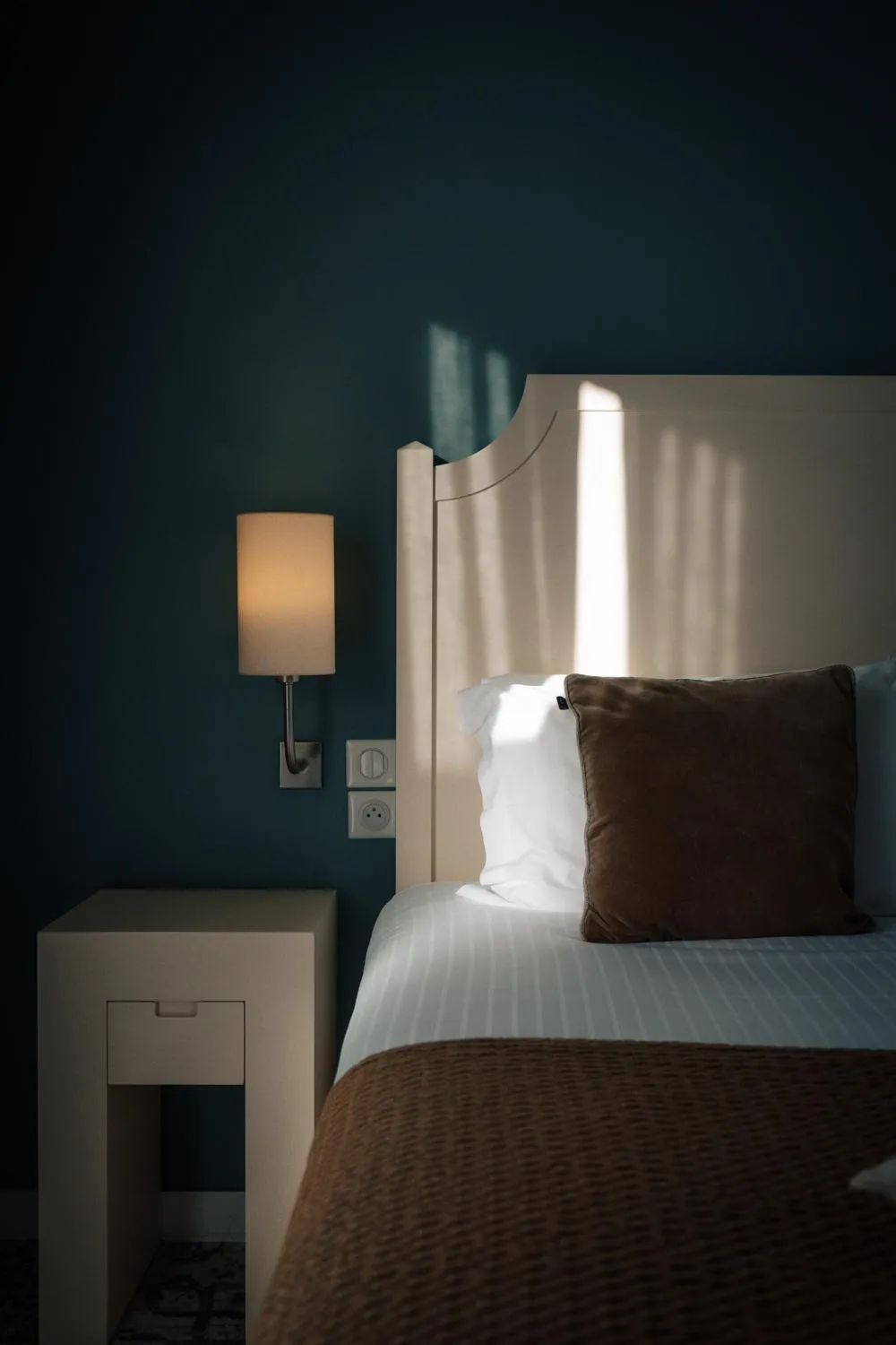 Property building, Bed in Best Western Plus Le Roi Arthur Hôtel & Spa