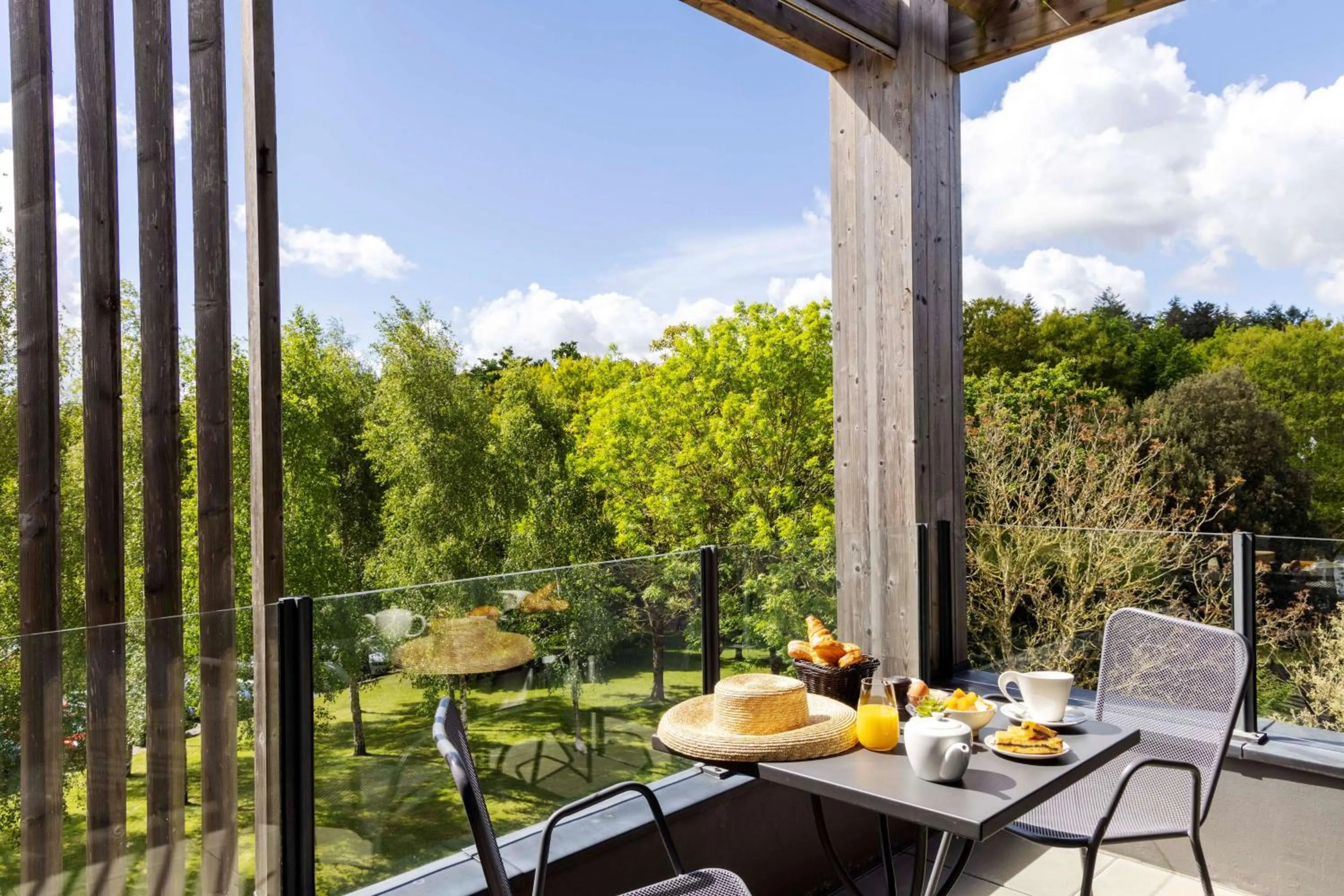 Bedroom in Best Western Plus Le Roi Arthur Hôtel & Spa