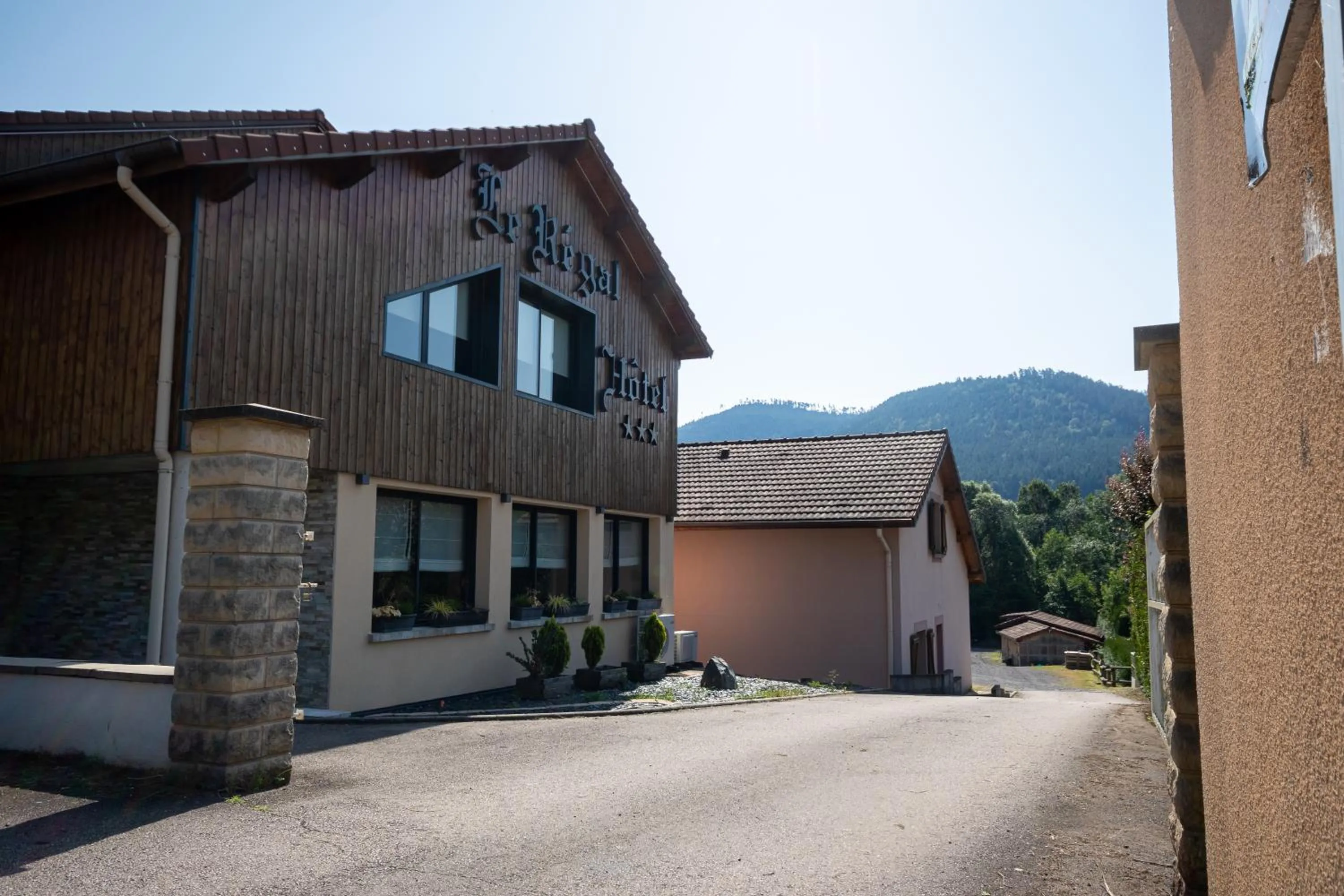 Property building in Hôtel Restaurant Le Régal