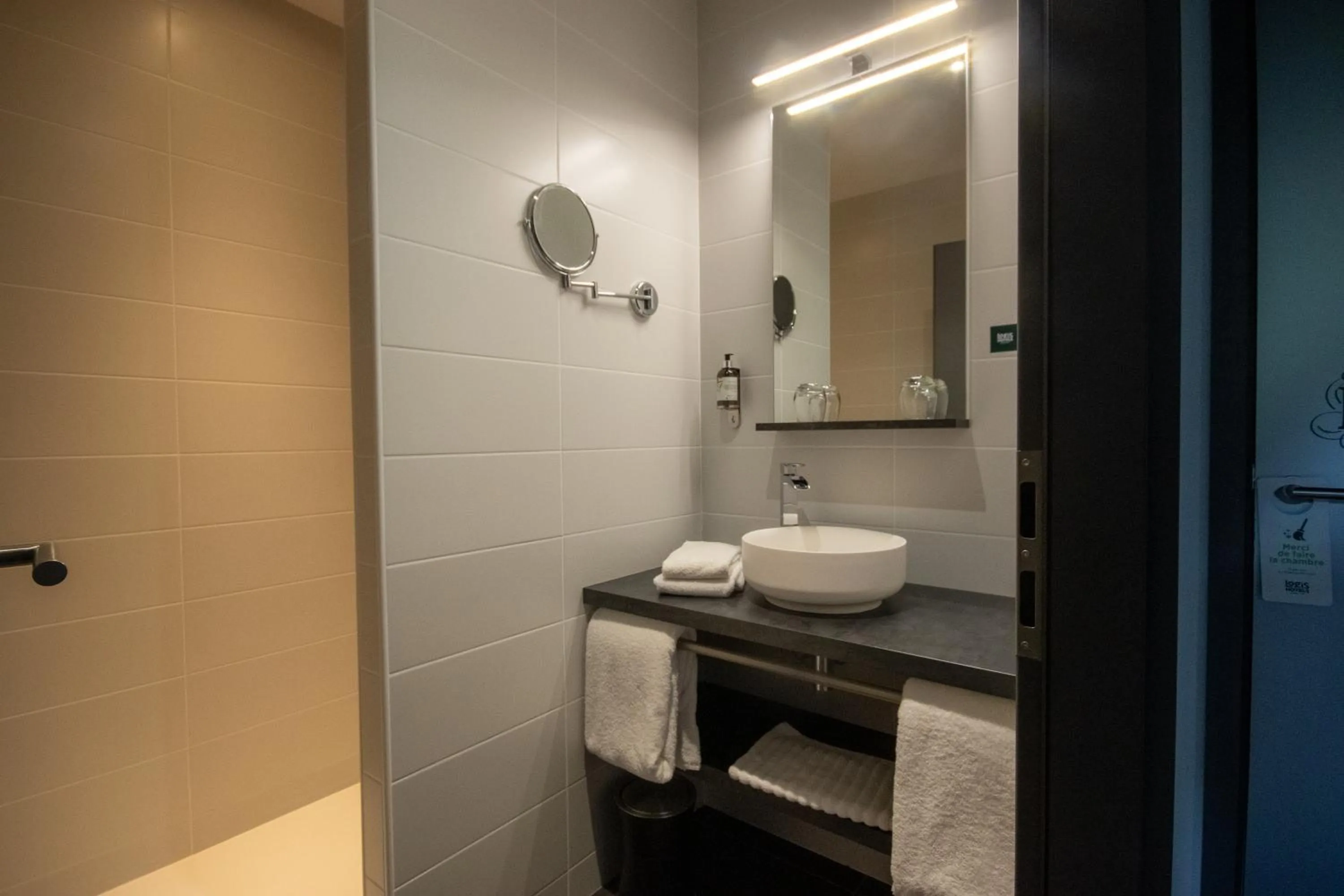 Shower in Hôtel Restaurant Le Régal