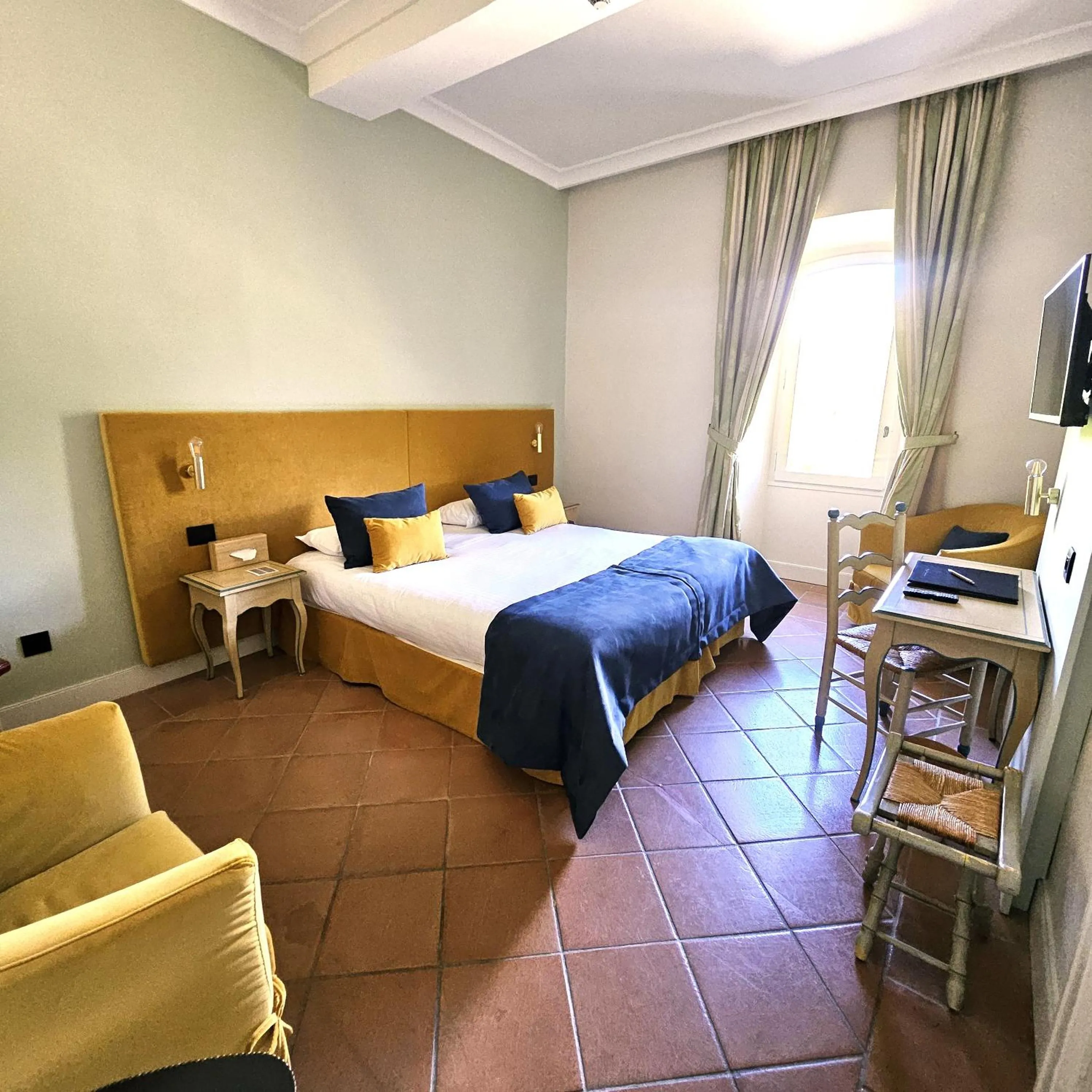 Bed in Château et Golf De Taulane