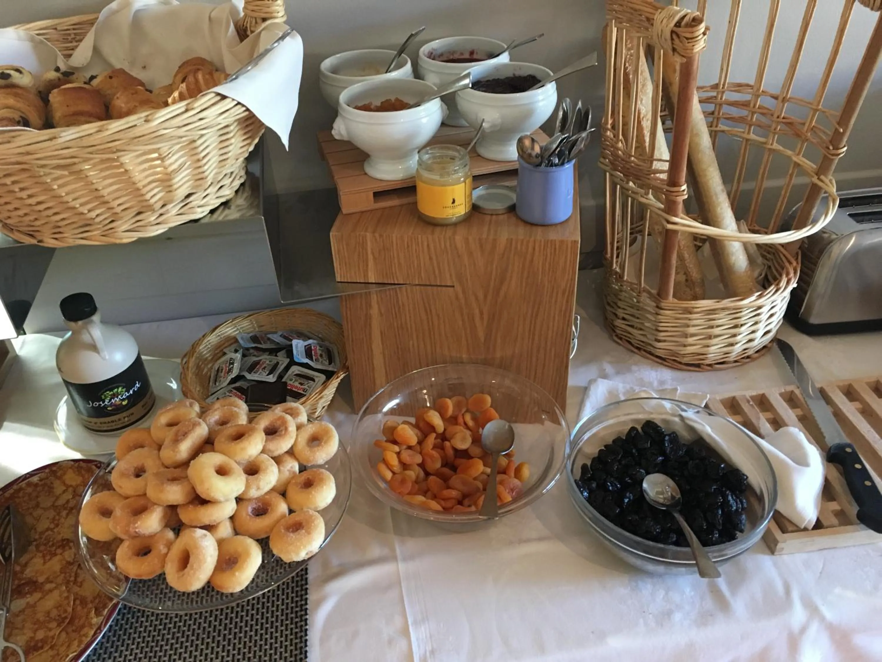 Buffet breakfast in Château et Golf De Taulane