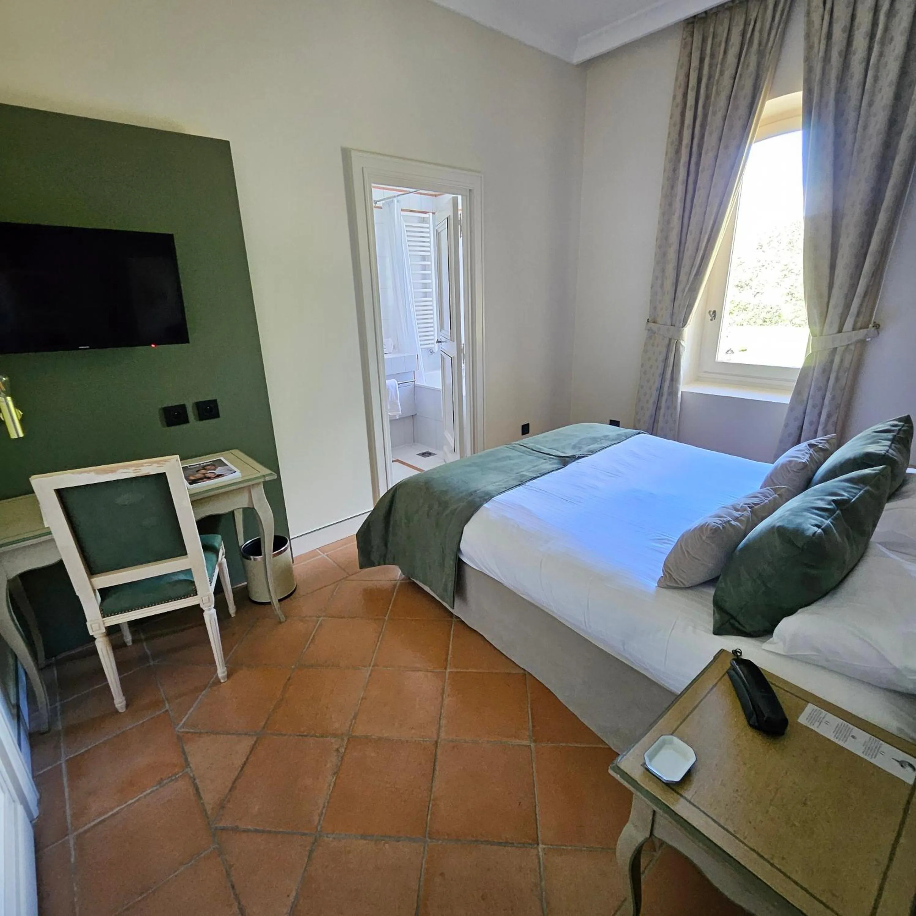 Bed in Château et Golf De Taulane