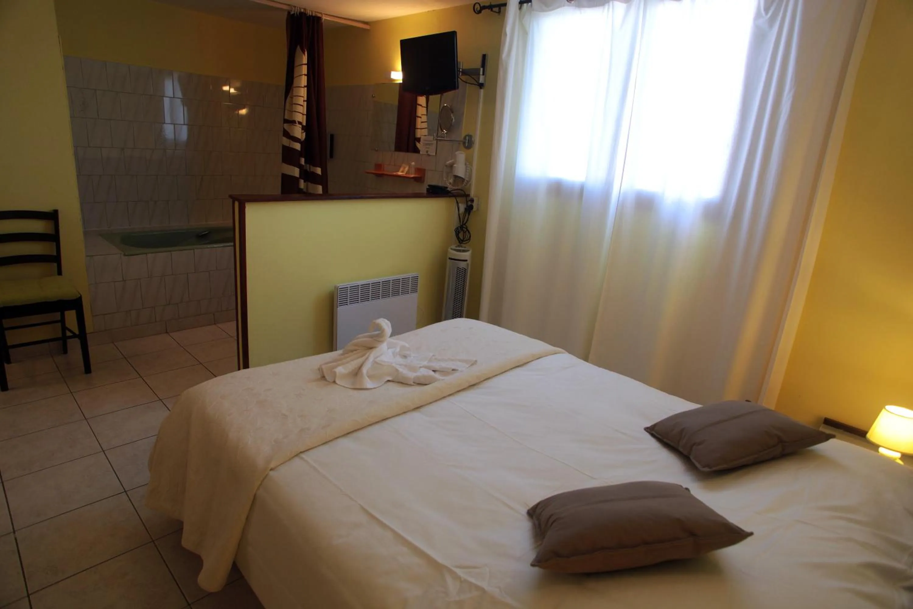 Bed in Logis Hôtel LE PRESSOIR