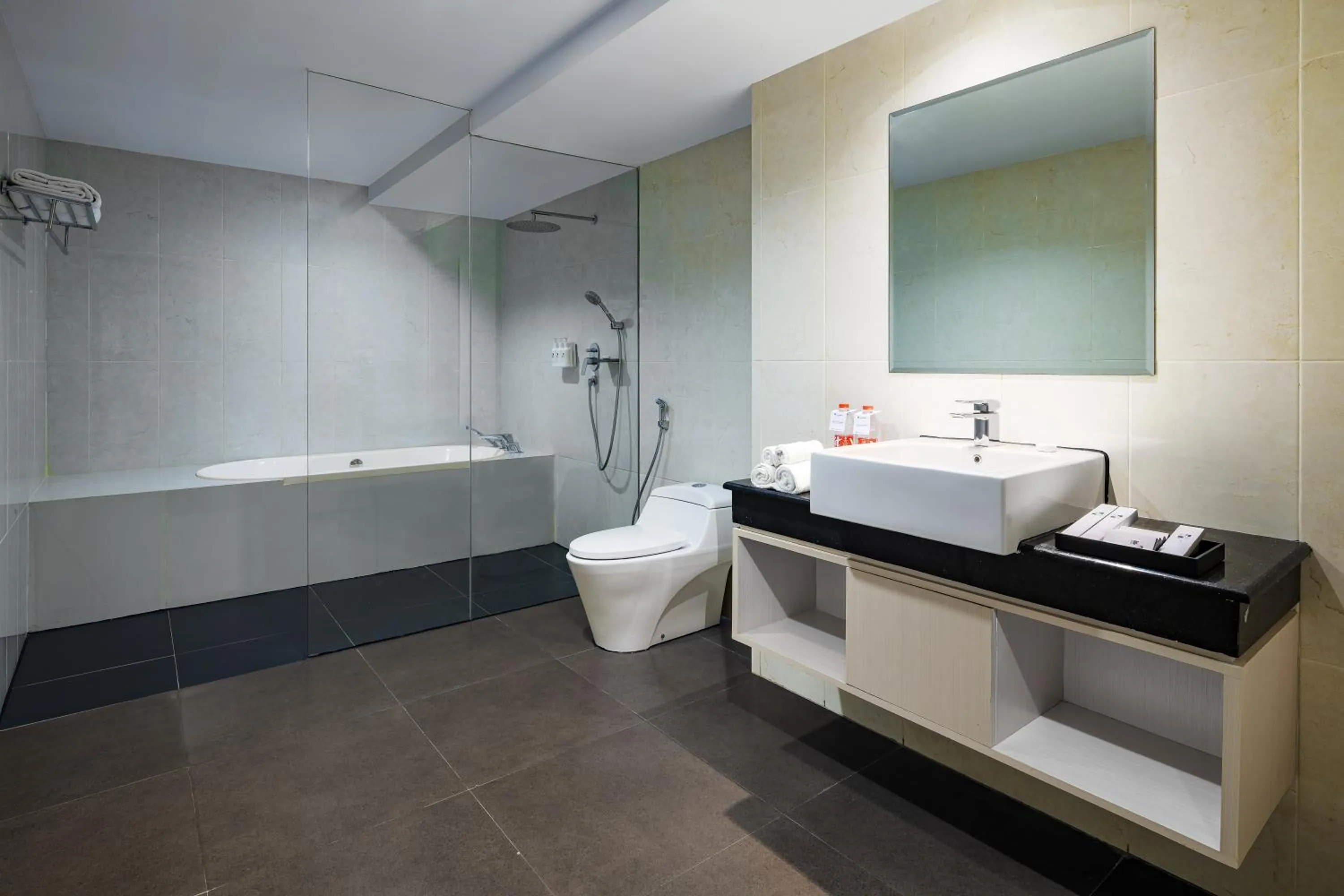 Shower in Swiss-Belhotel Makassar