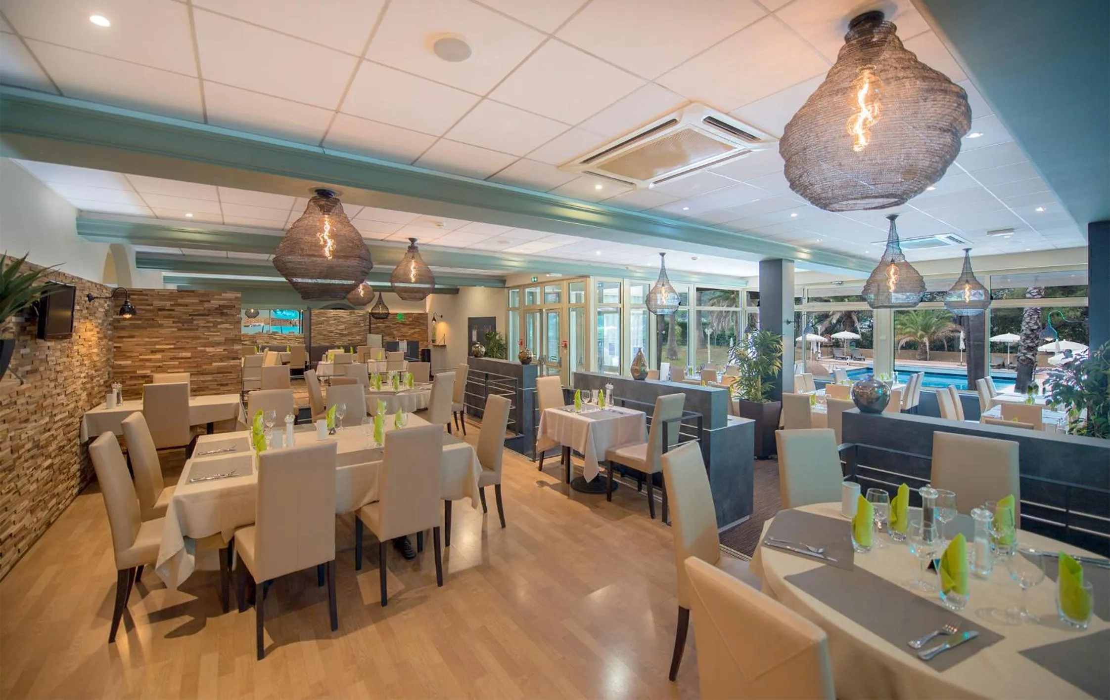 Restaurant/places to eat in Promotel