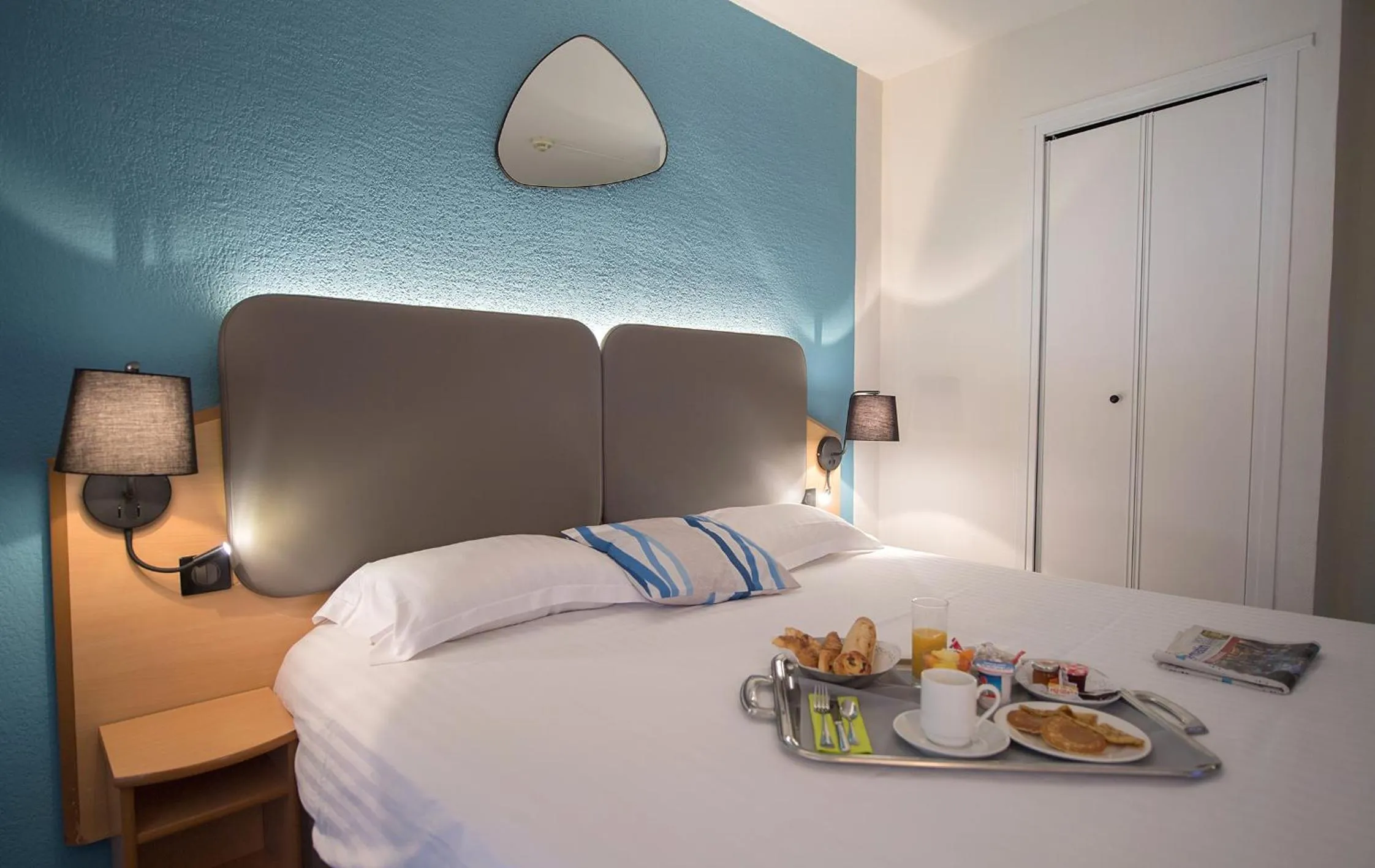 Bedroom, Bed in Promotel