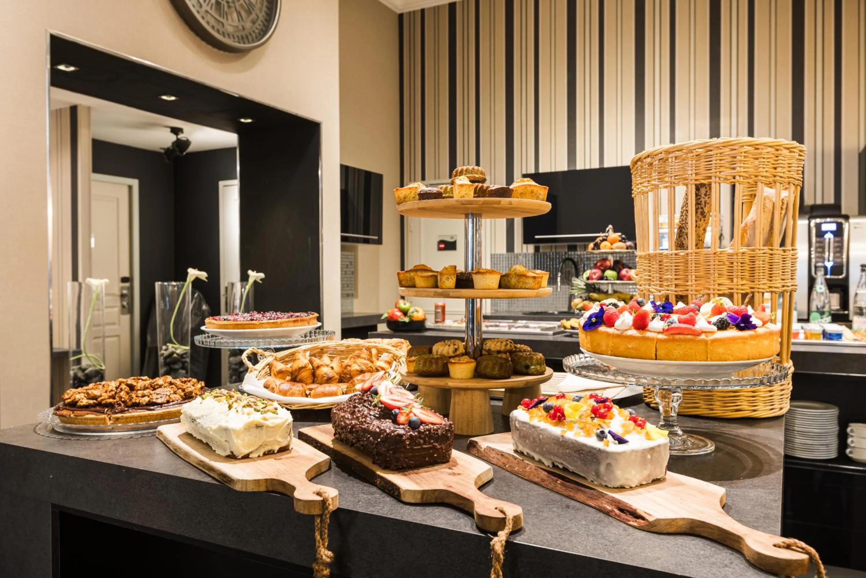 Breakfast in Plaza Madeleine & Spa