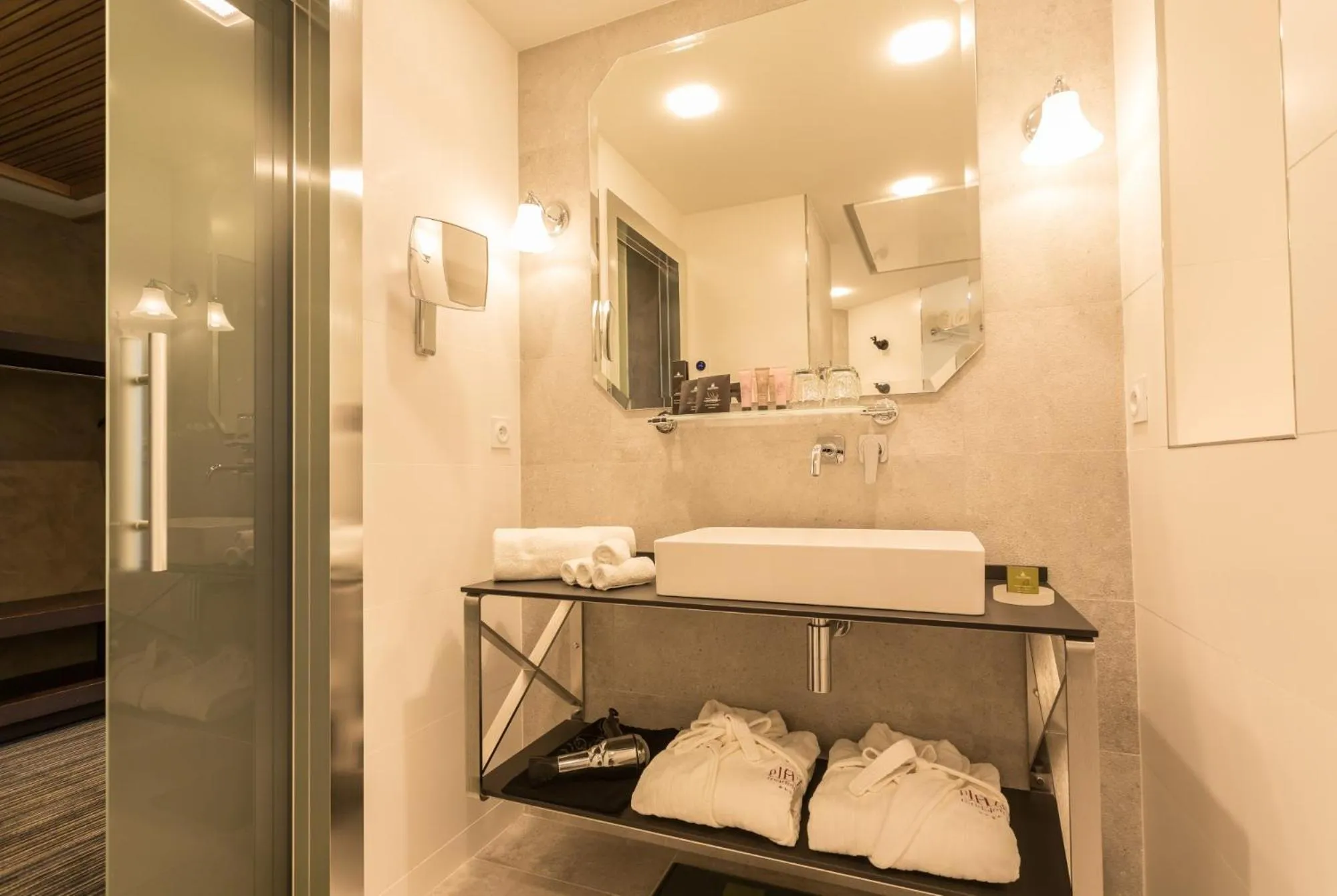 Shower in Plaza Madeleine & Spa