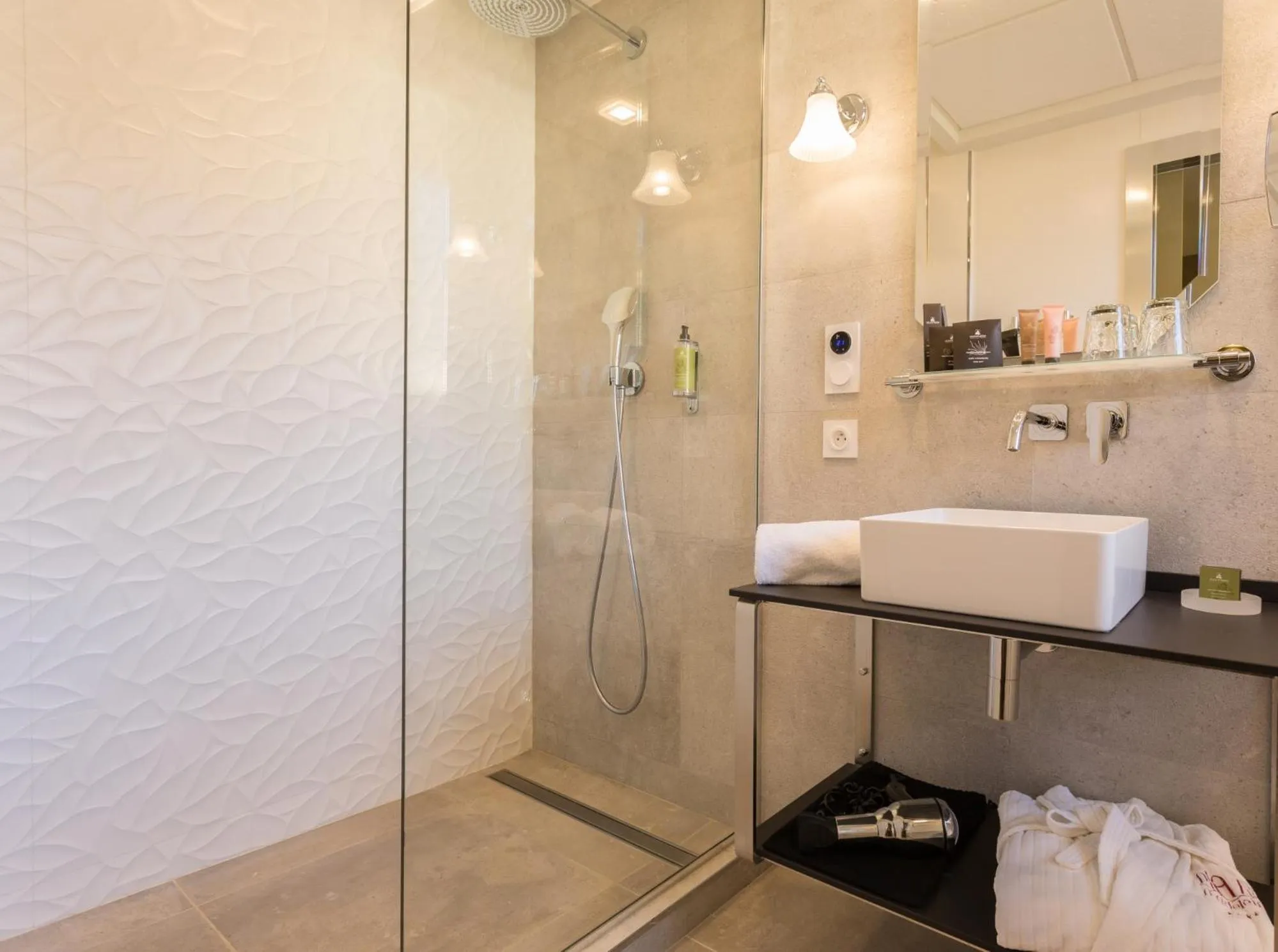 Shower in Plaza Madeleine & Spa