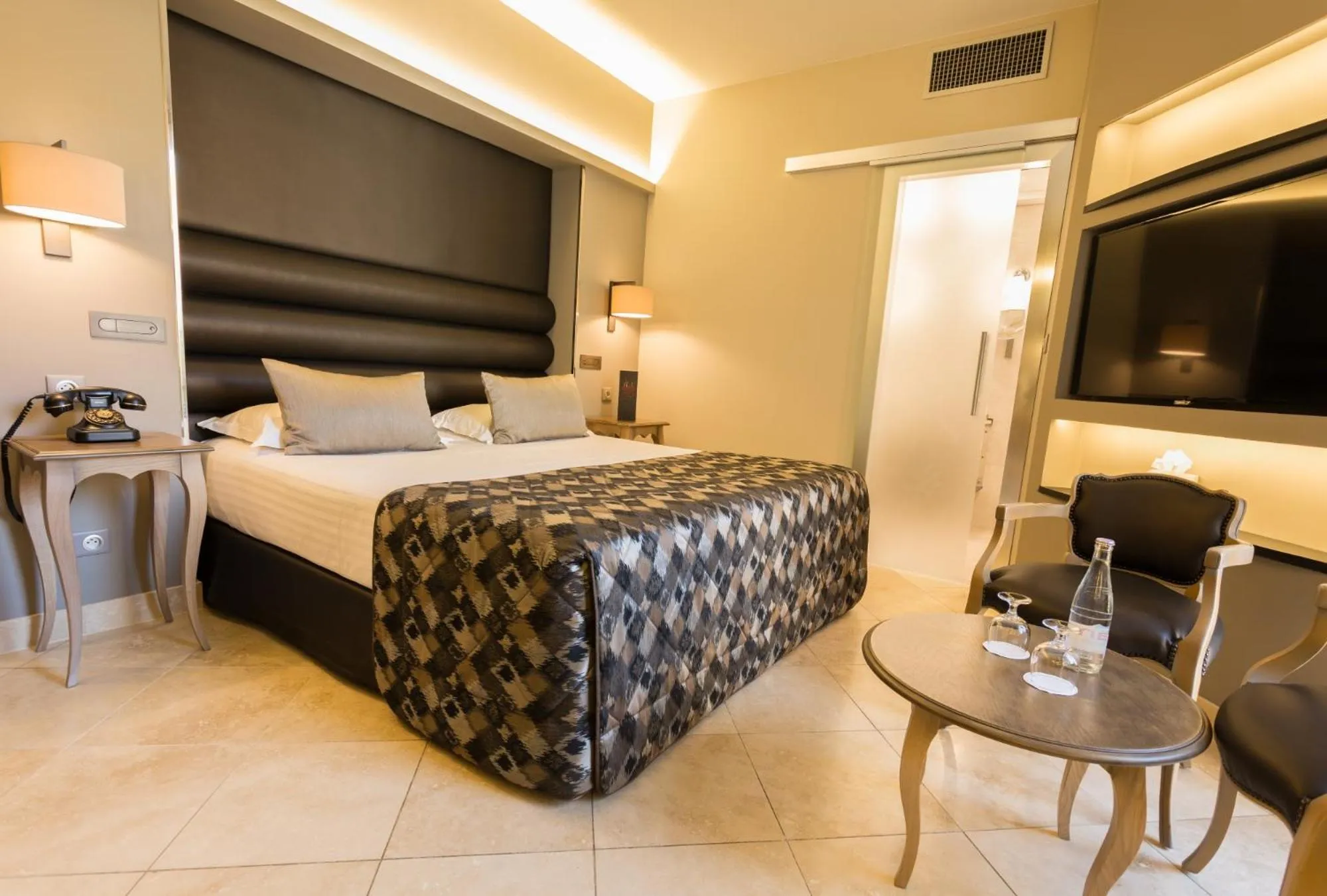 Bedroom, Bed in Plaza Madeleine & Spa