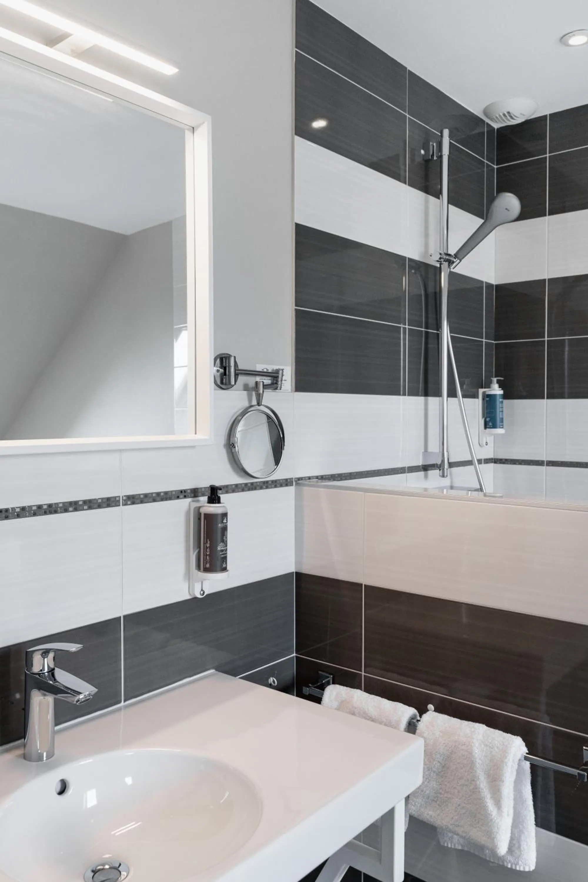 Bathroom in Hôtel Spa De La Citadelle Lorient