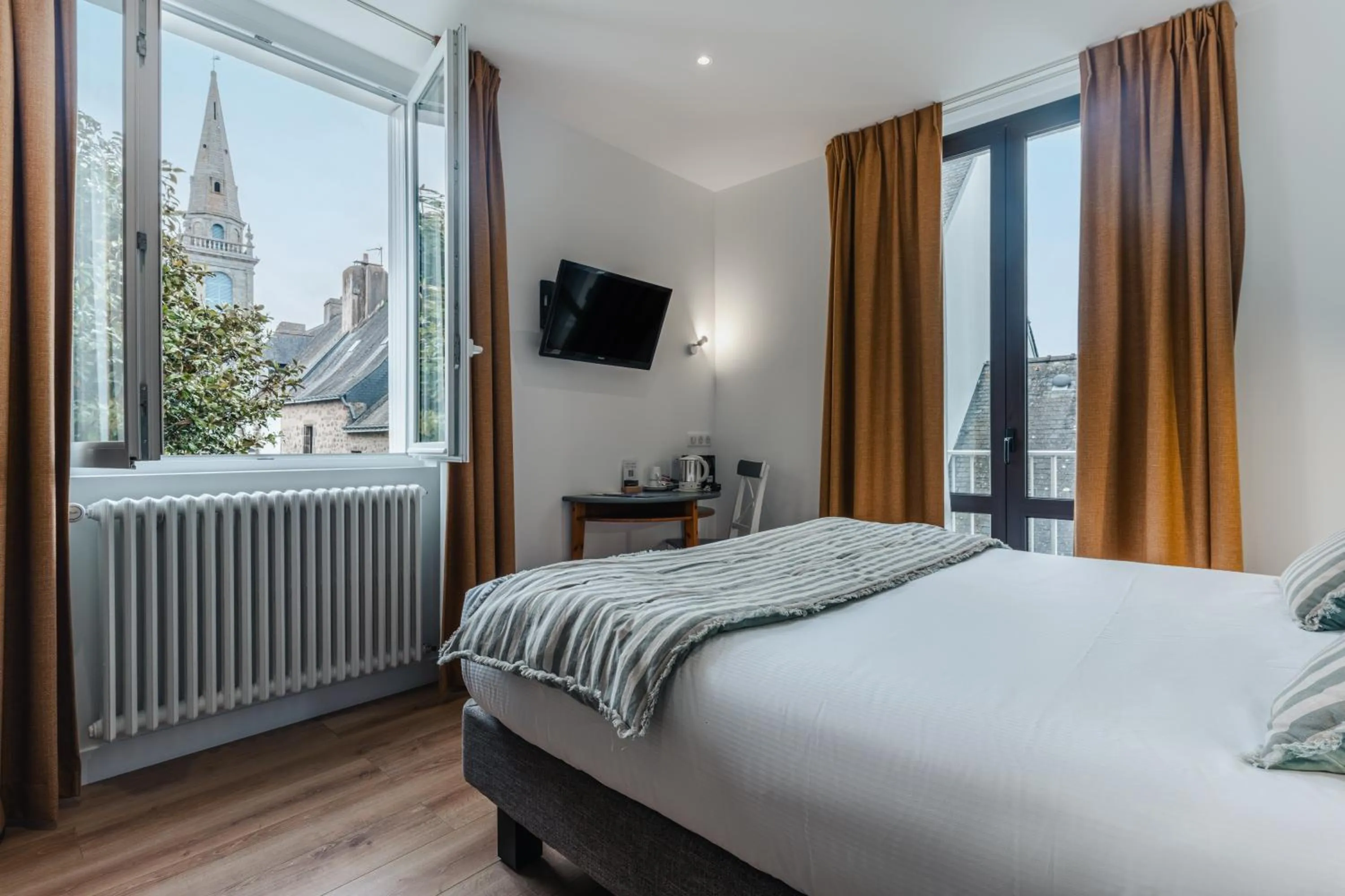 City view, Bed in Hôtel Spa De La Citadelle Lorient