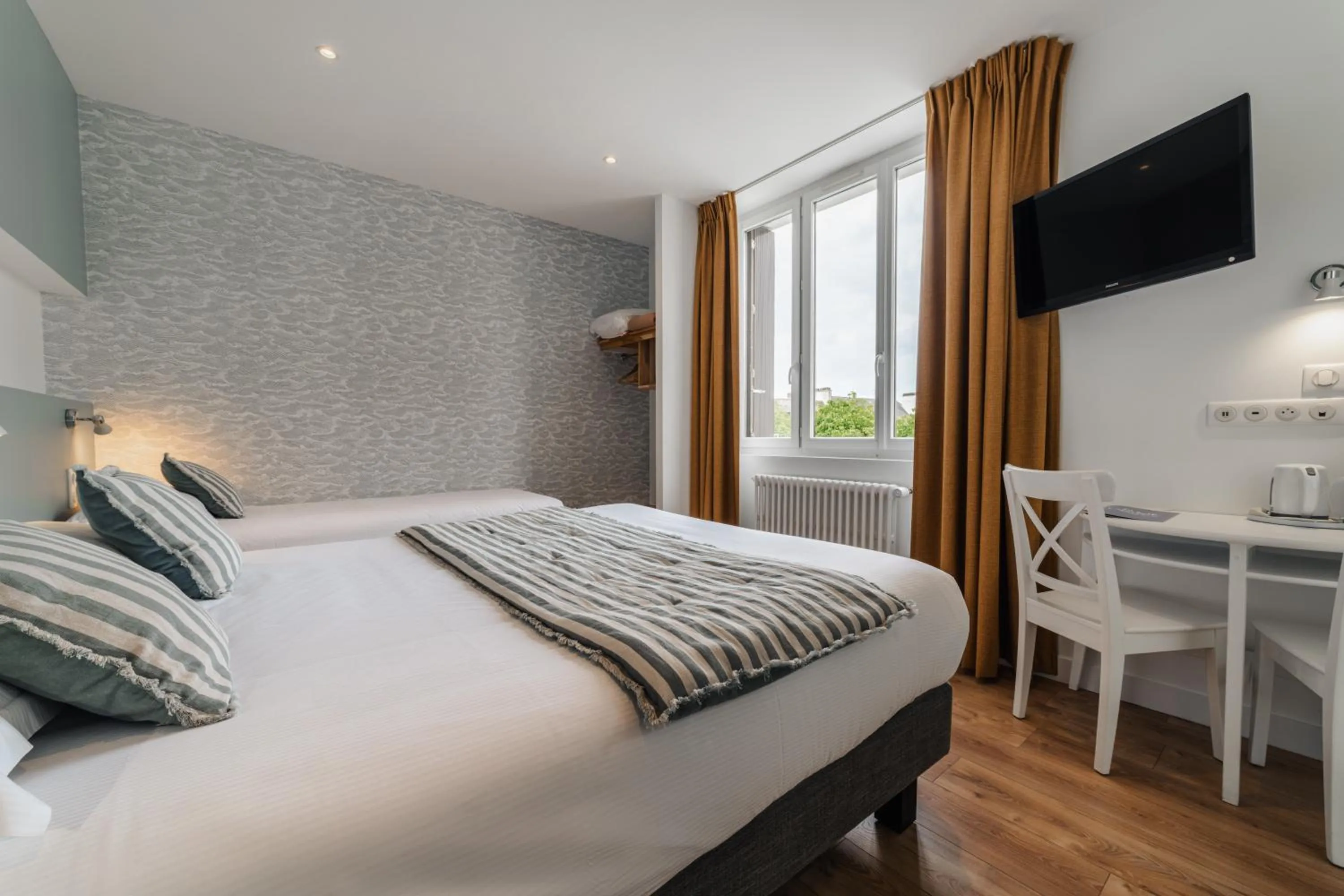 Quiet street view, Bed in Hôtel Spa De La Citadelle Lorient