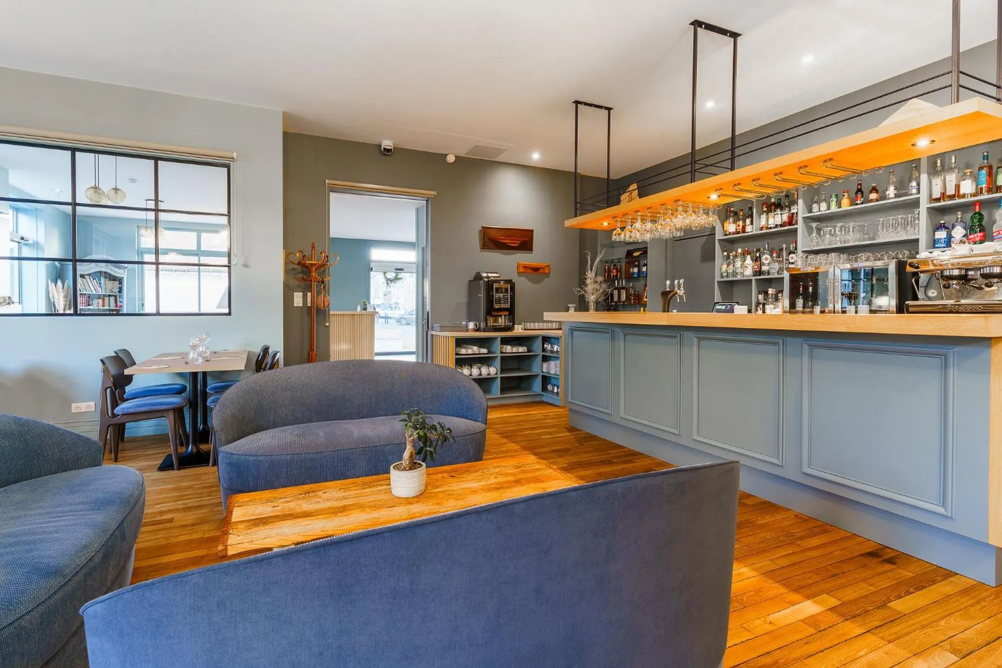 Lounge or bar in Hôtel Spa De La Citadelle Lorient