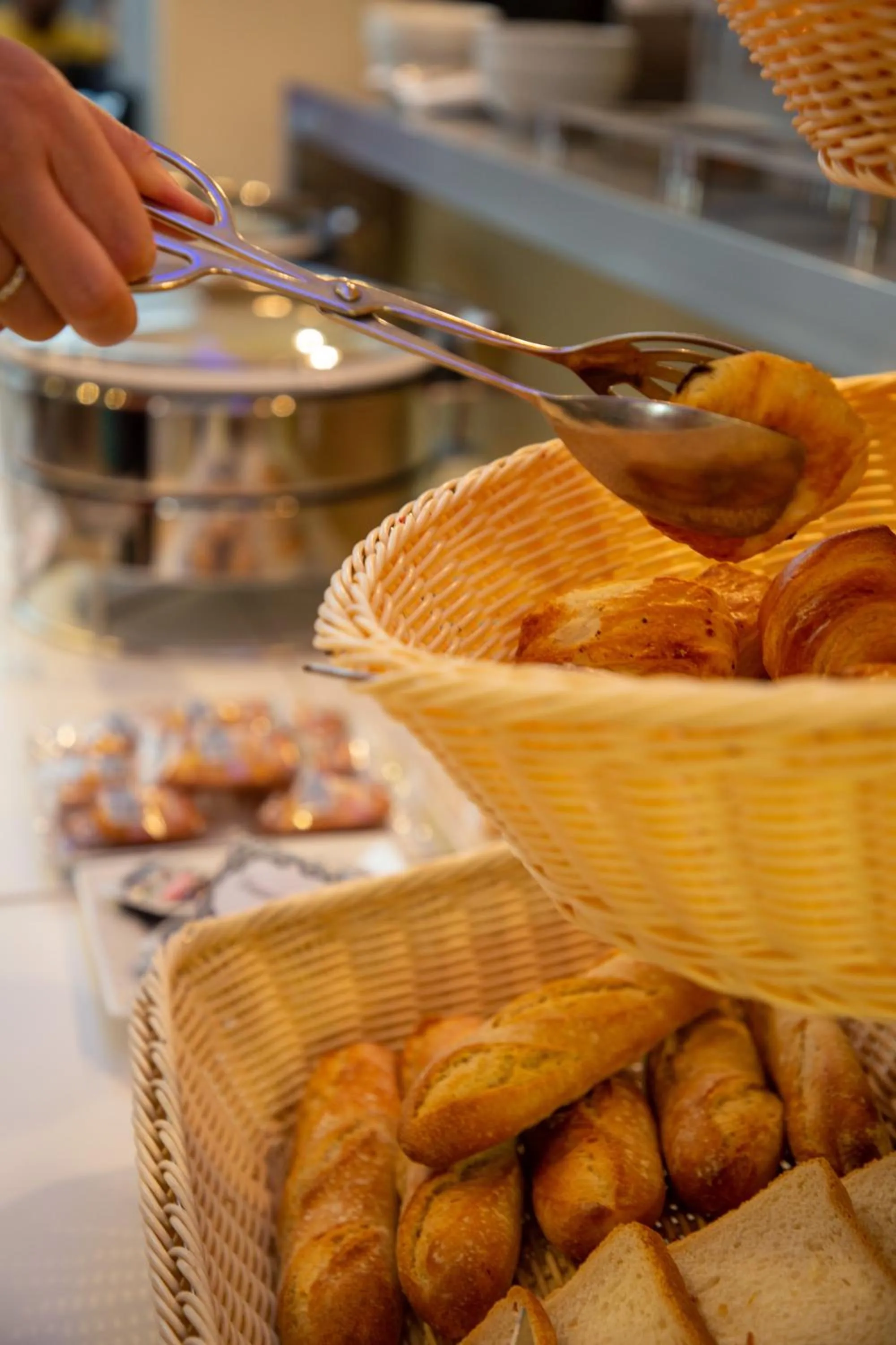 Buffet breakfast in Appart Hôtel Clément Ader